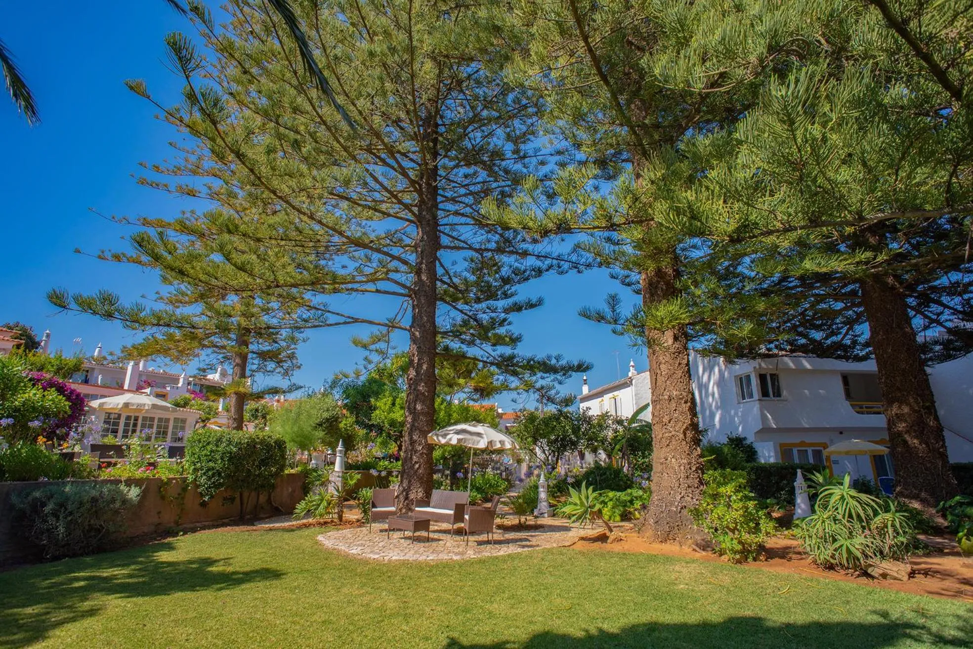 1 Bed Flat - Sleeps 2 - Pool - Parking - Wifi