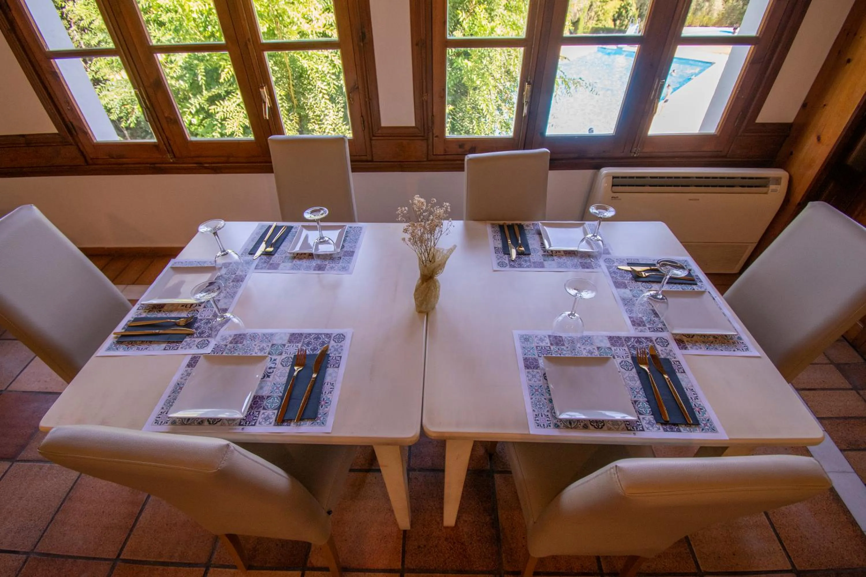 Restaurant/places to eat in Hotel del Carmen