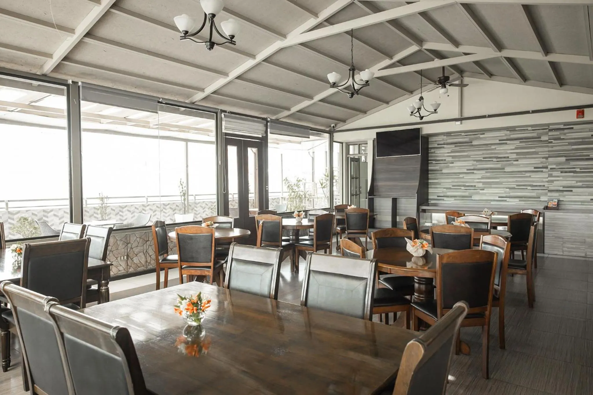 Restaurant/places to eat in Hotel D'Carlo Class