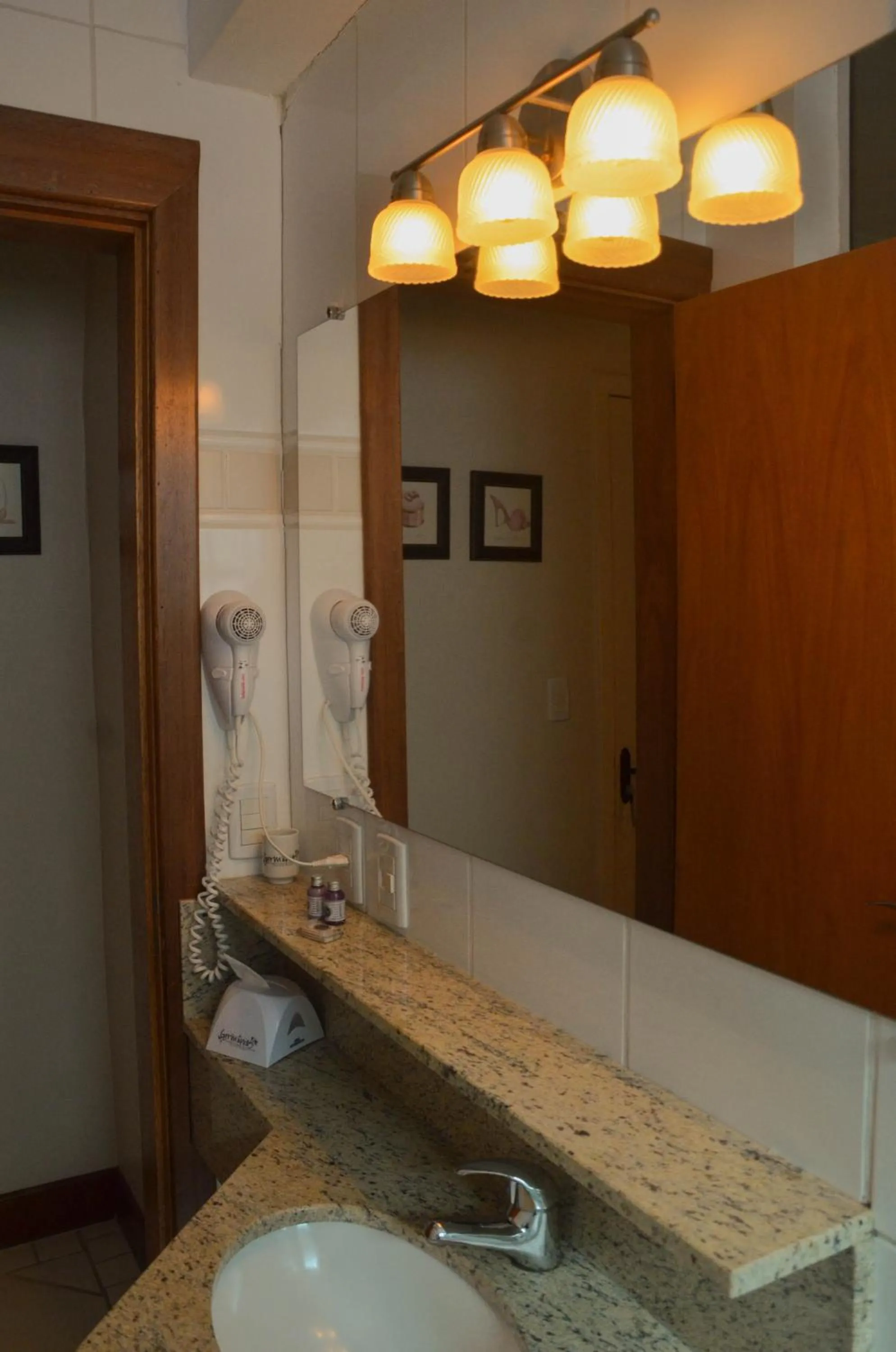 Bathroom in Germanias Blumen Hotel