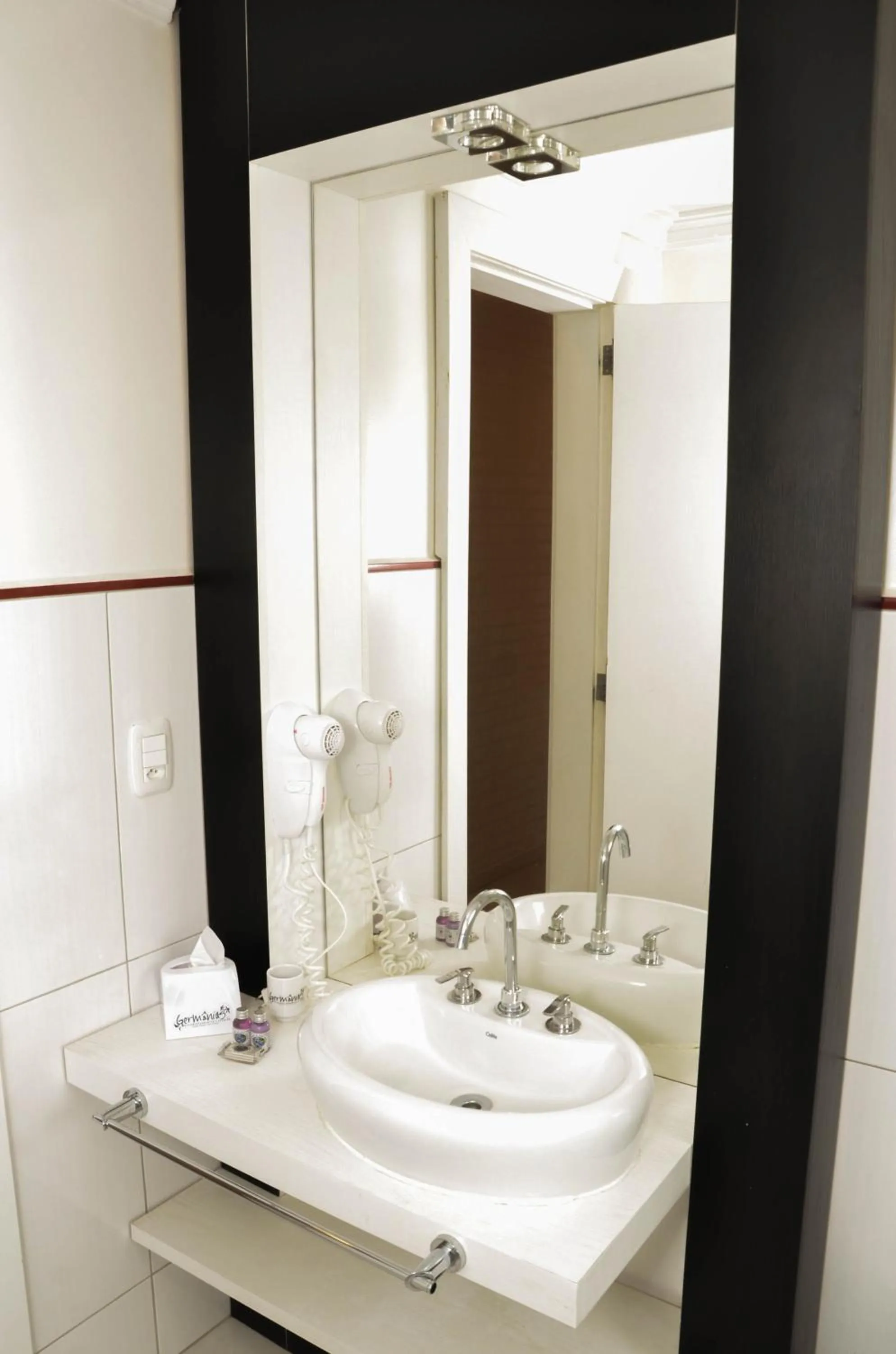 Bathroom in Germanias Blumen Hotel