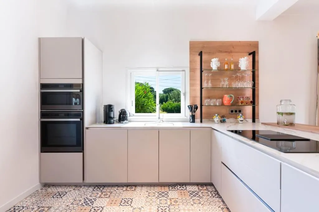 Maison Tropézienne en plein centre avec jardin et piscine