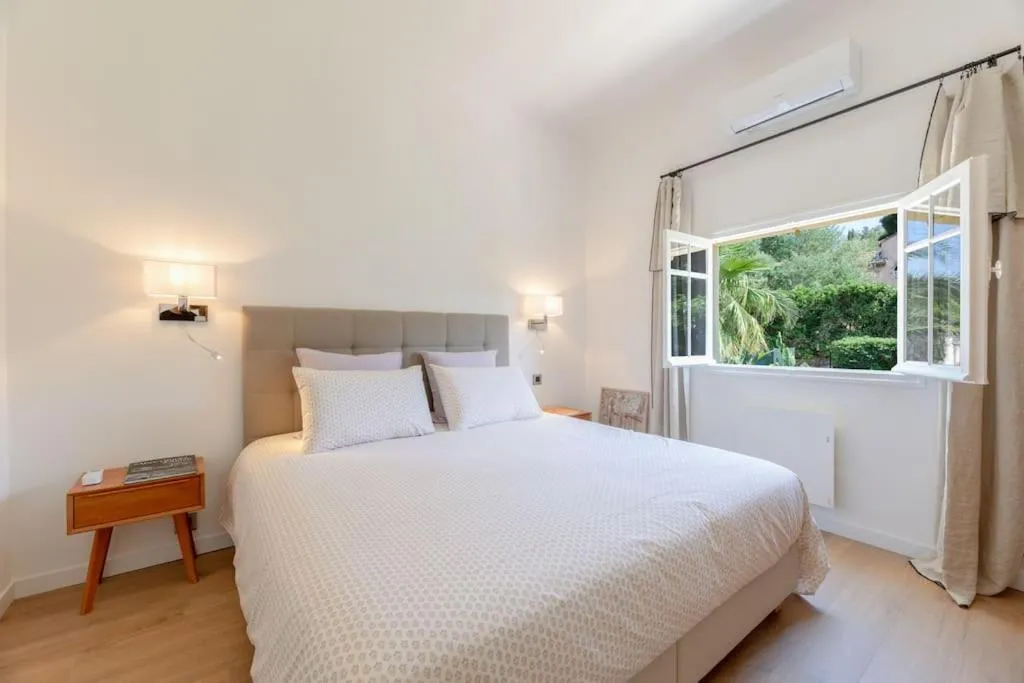 Maison Tropézienne en plein centre avec jardin et piscine