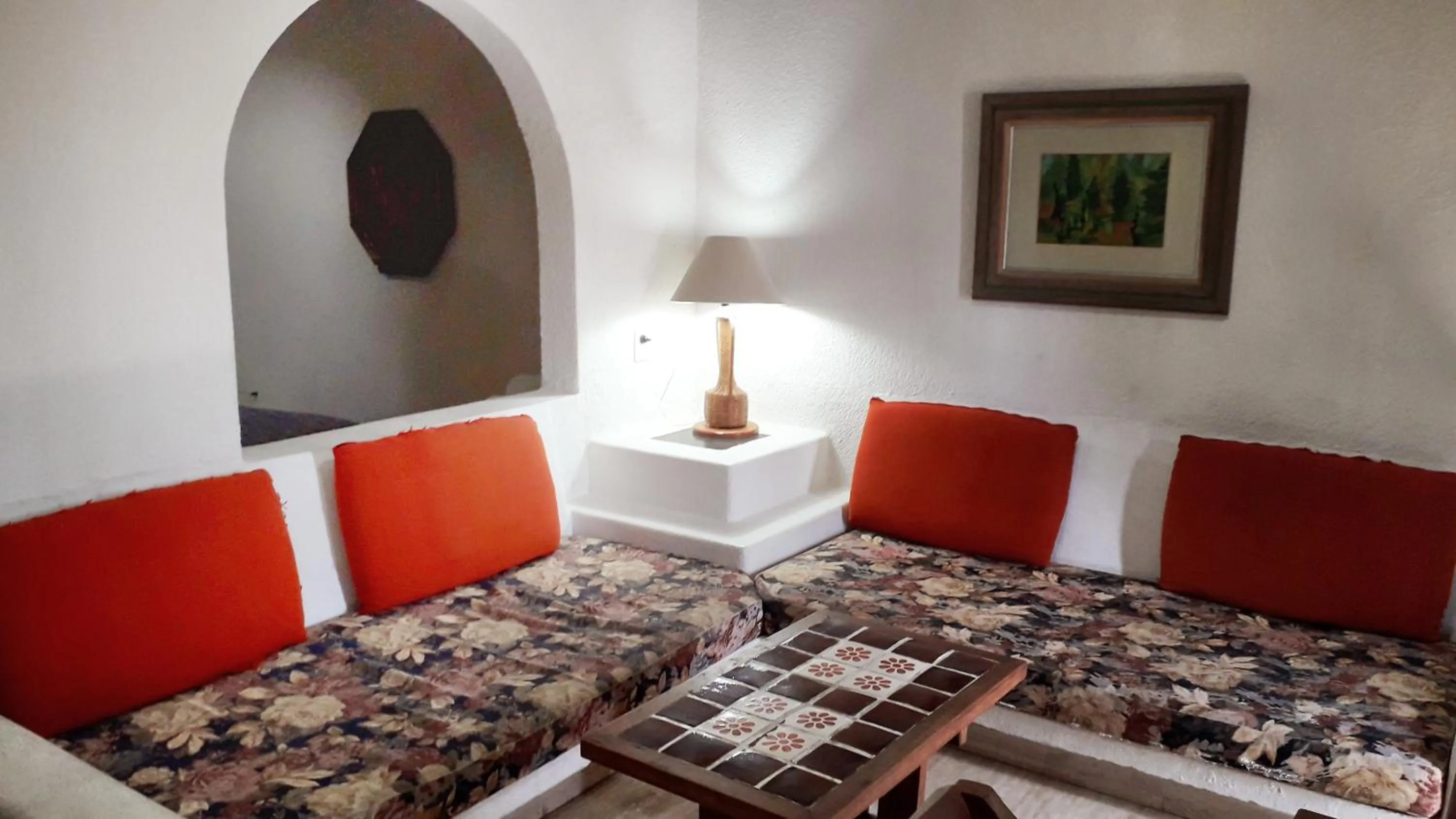 Living room in Solimar Inn Suites