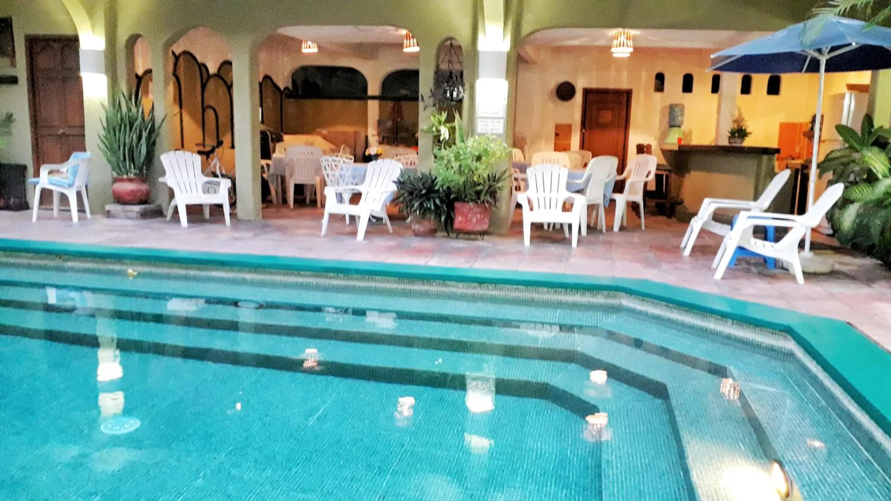 Swimming pool in Solimar Inn Suites
