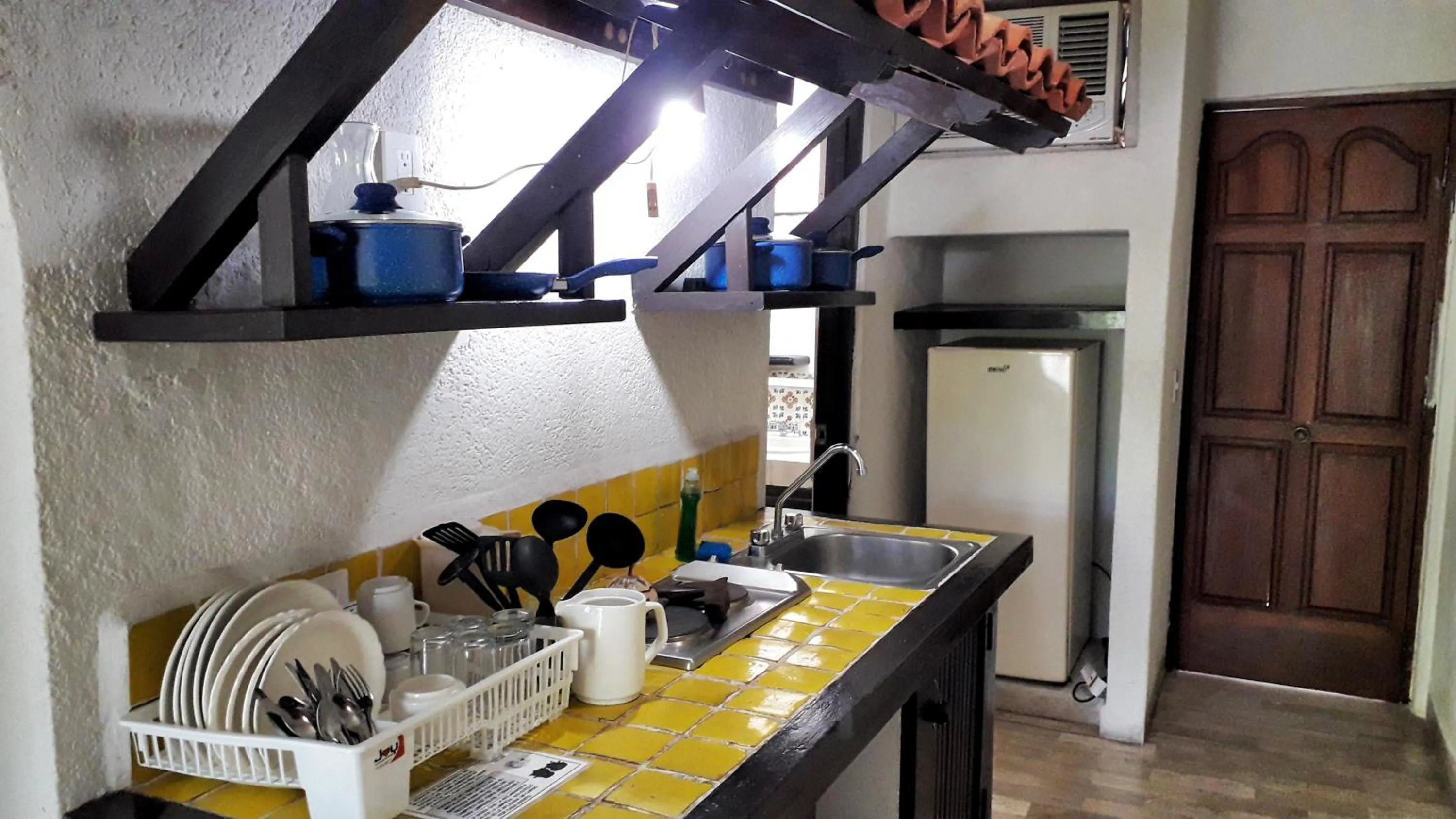 kitchen in Solimar Inn Suites