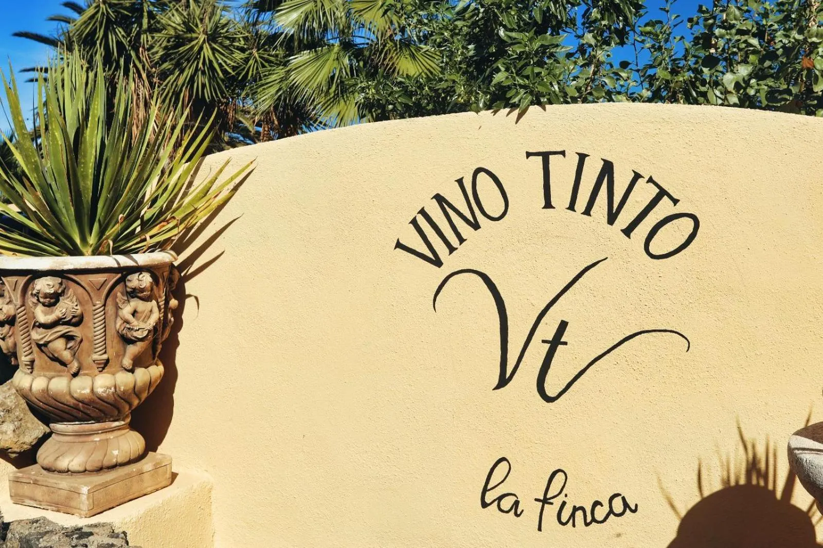 Logo/Certificate/Sign in Finca Vino Tinto 1