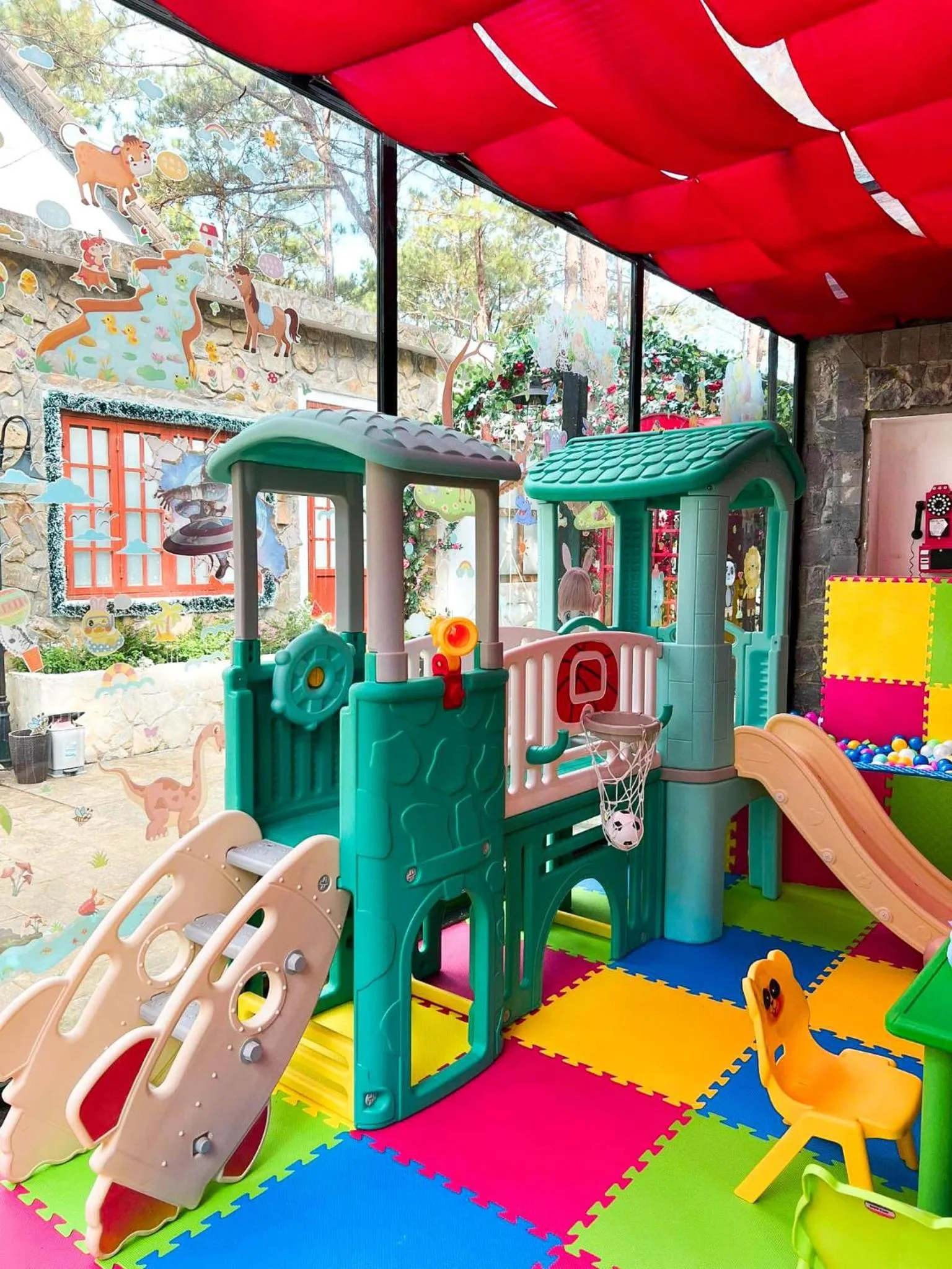 Children play ground in De Vivre Homestay Măng Đen