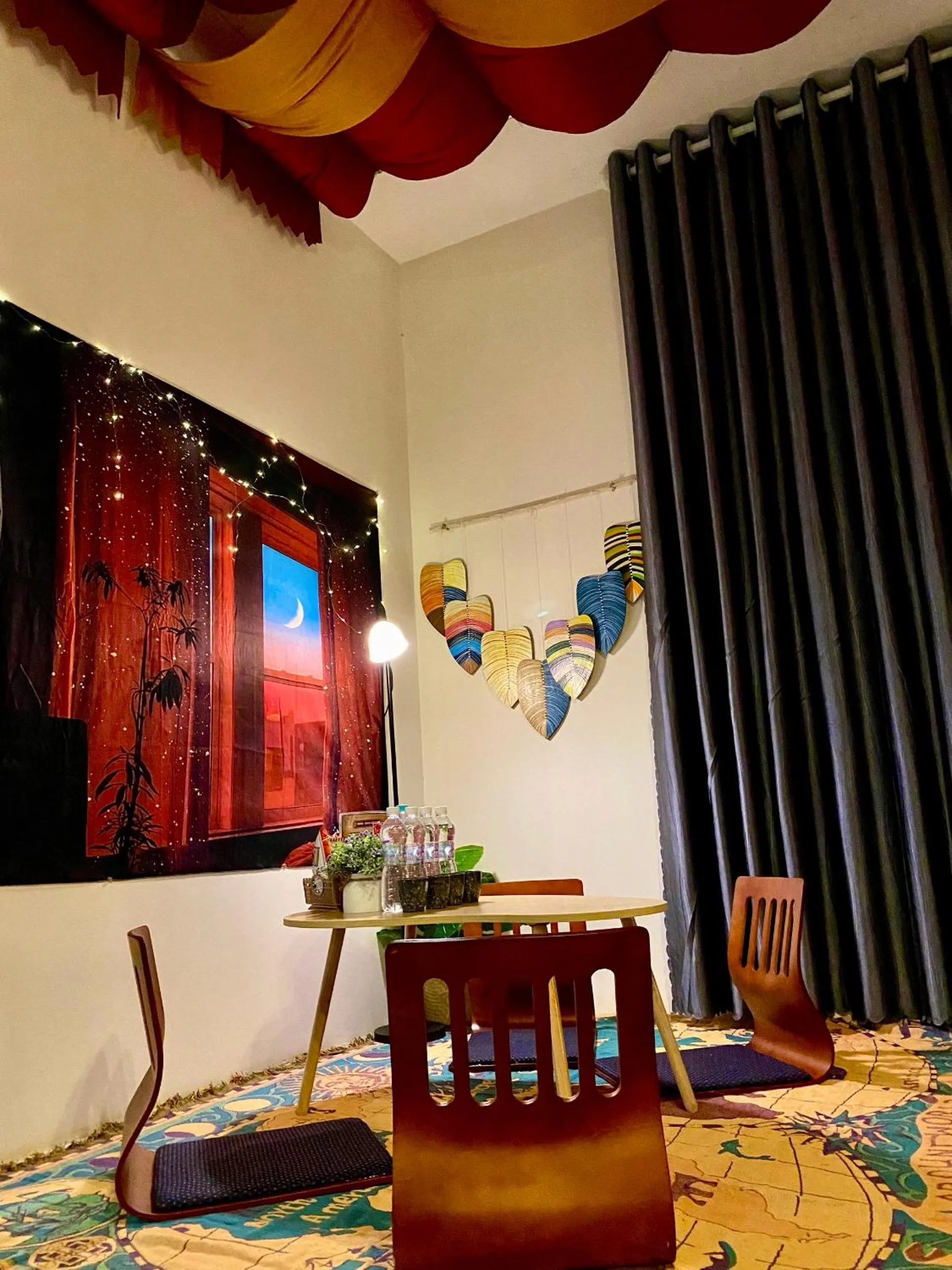 Seating area in De Vivre Homestay Măng Đen