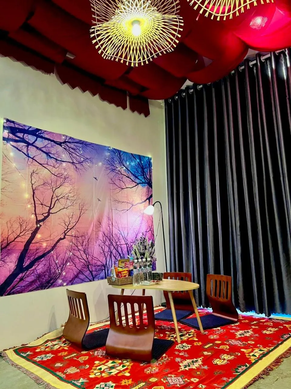 Seating area in De Vivre Homestay Măng Đen