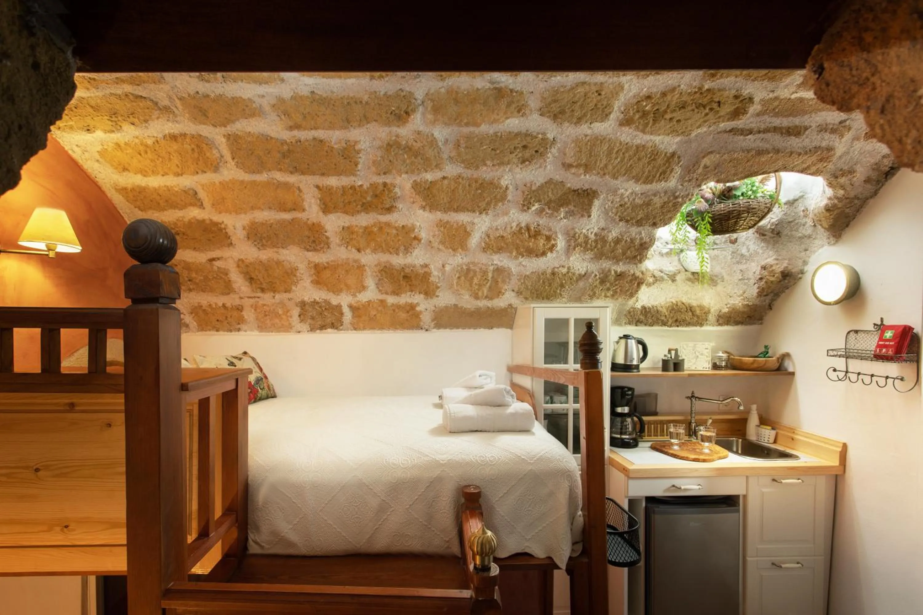 Kitchen or kitchenette, Bed in Dorovinis Monemvasia Castlehouses