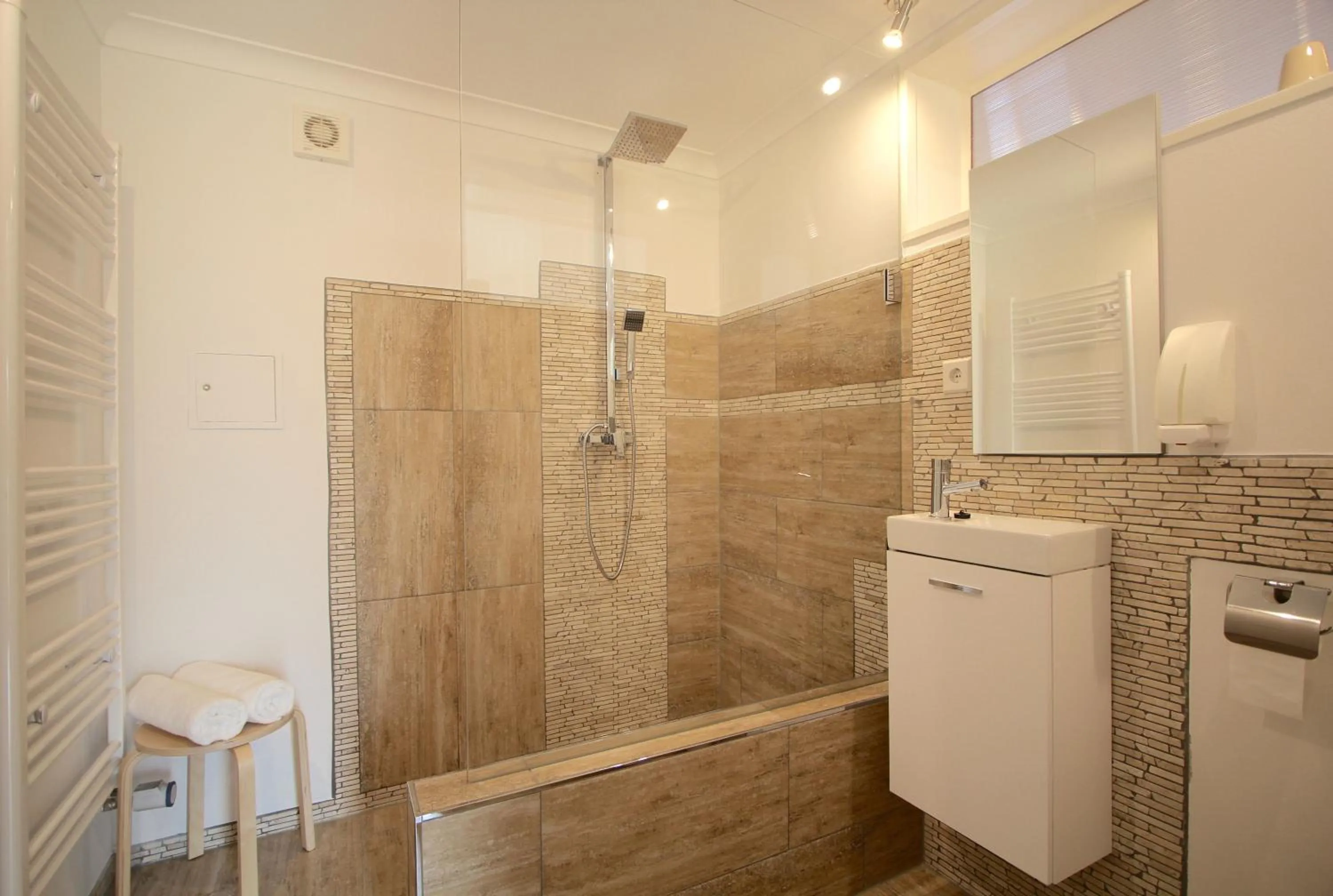 Shower in Aparthotel & Seminarhaus Wolkentor