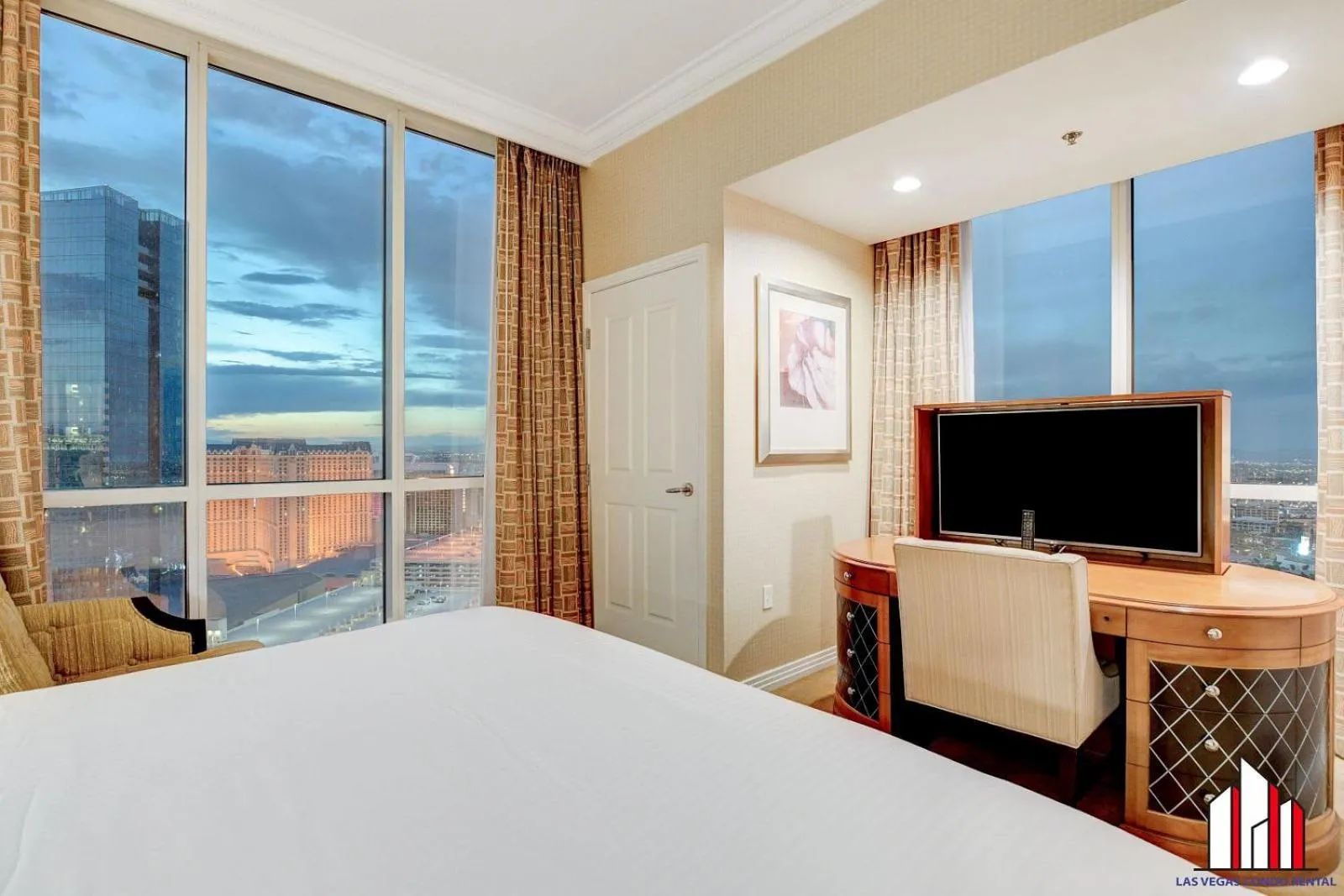 Bed in Signature 2Br3Ba F1 View Balcony Ste 34-819 and 21