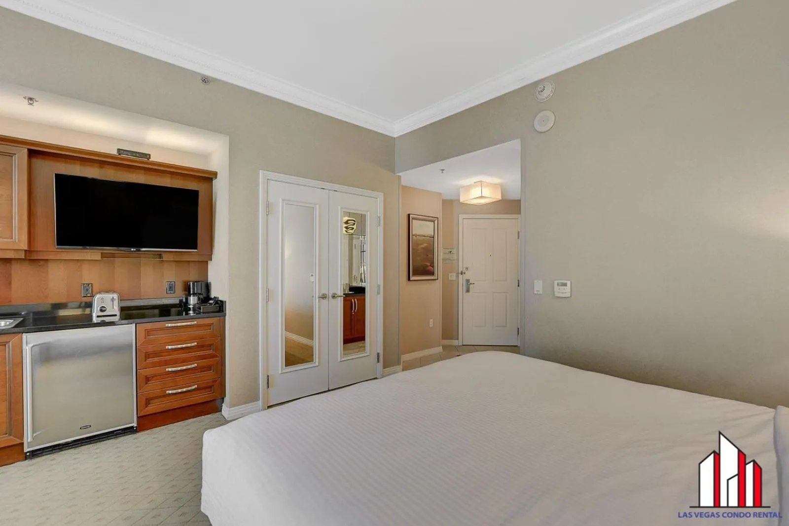 Bed in Signature 2Br3Ba F1 View Balcony Ste 34-819 and 21