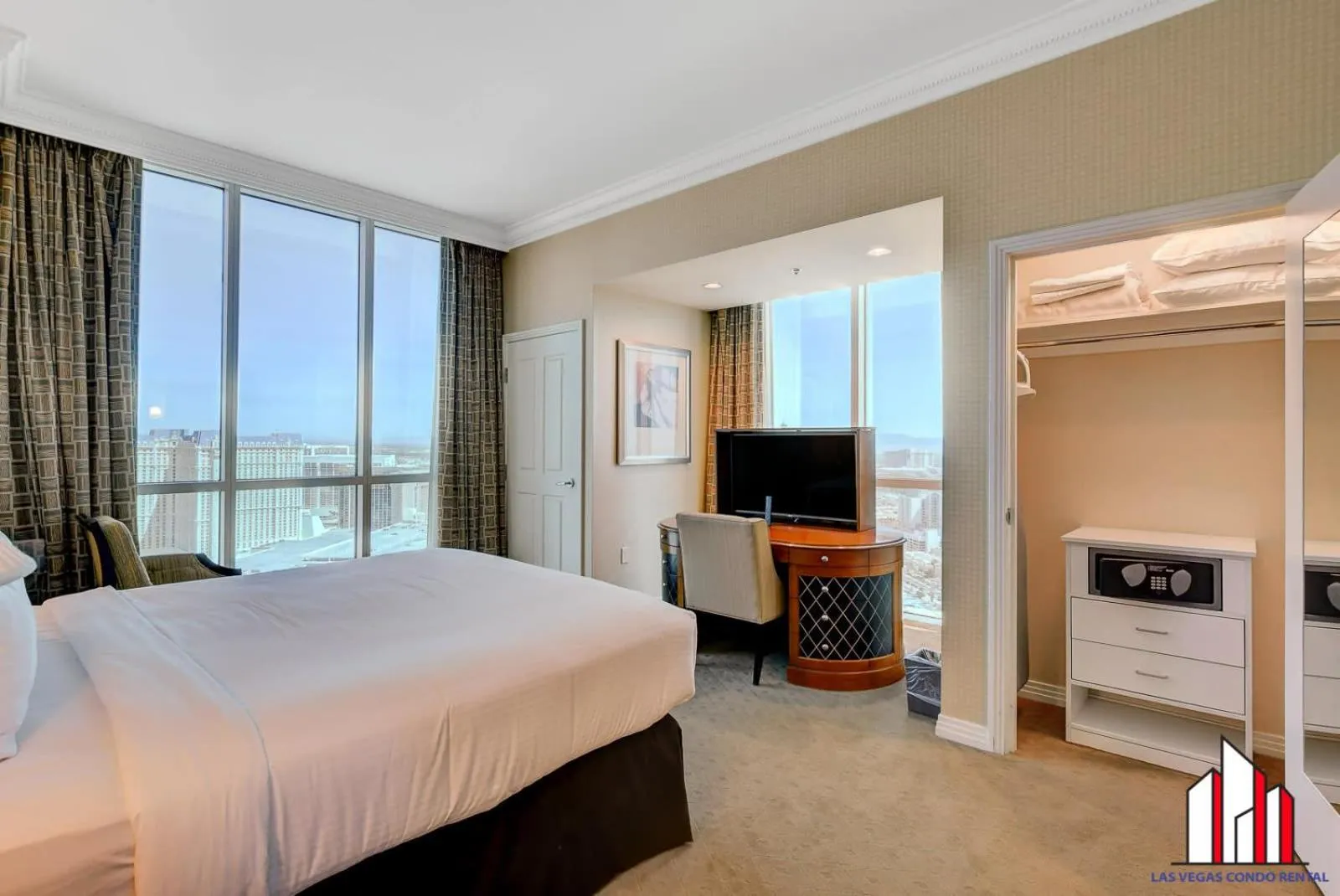 Bed in Signature 2Br3Ba F1 View Balcony Ste 34-819 and 21