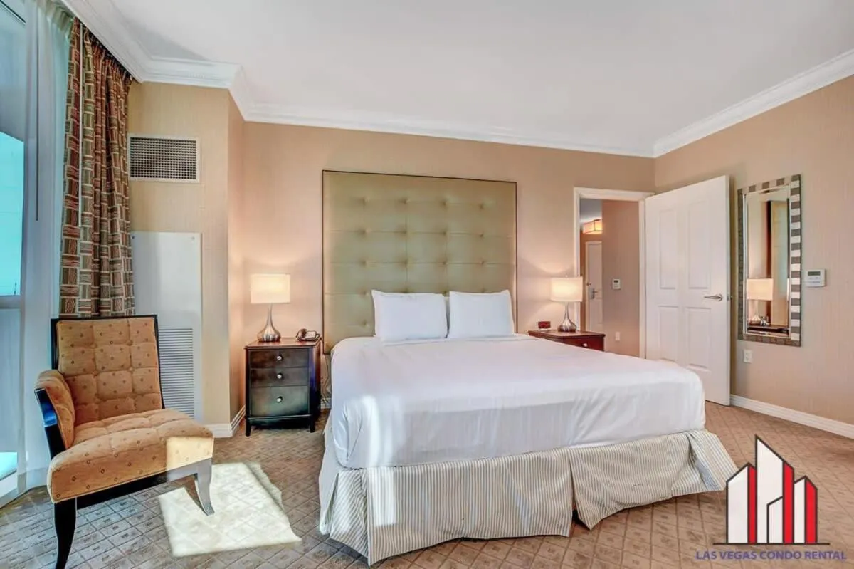 Bed in Signature 2Br3Ba F1 View Balcony Ste 21-701 and 03