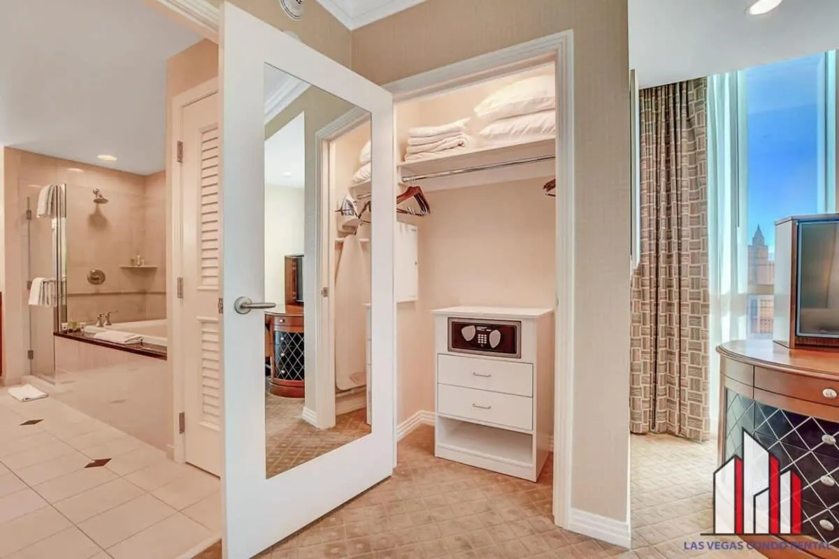 Bed in Signature 2Br3Ba F1 View Balcony Ste 21-701 and 03