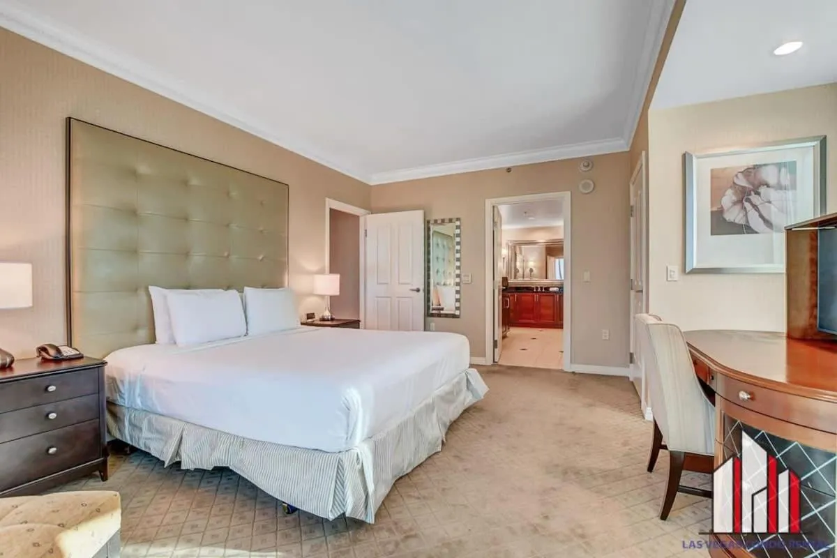 Bed in Signature 2Br3Ba F1 View Balcony Ste 21-701 and 03