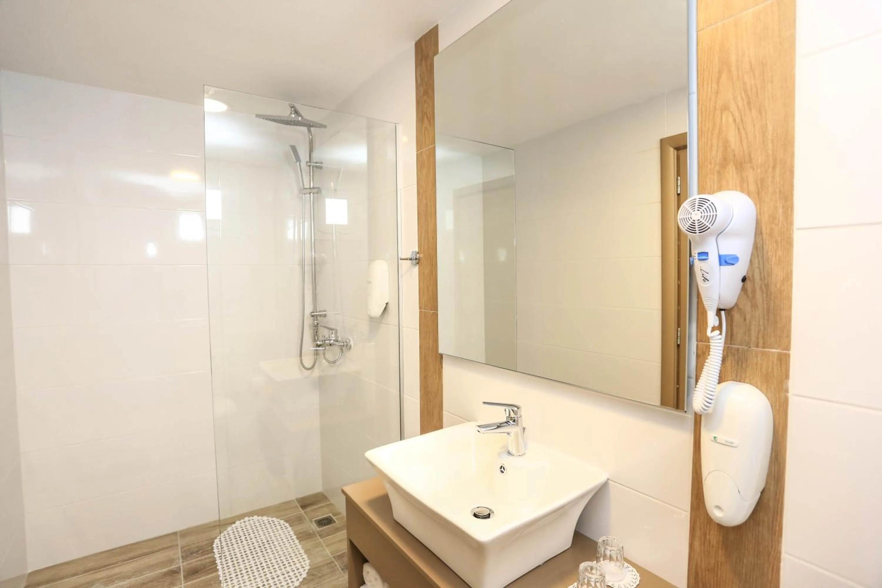 Shower in Blu Acqua Hotel