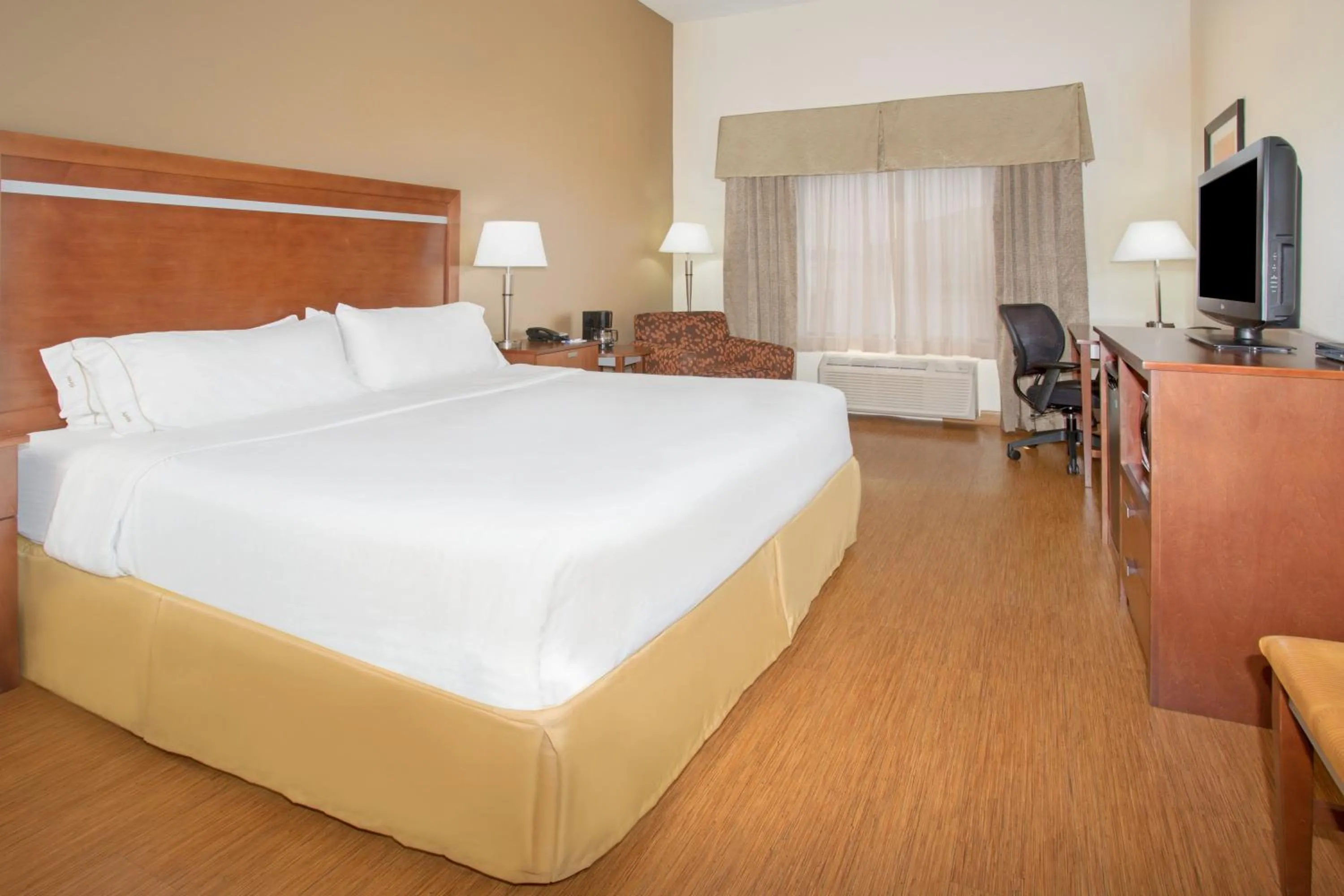 Photo of the whole room, Bed in Holiday Inn Express & Suites Glendive by IHG