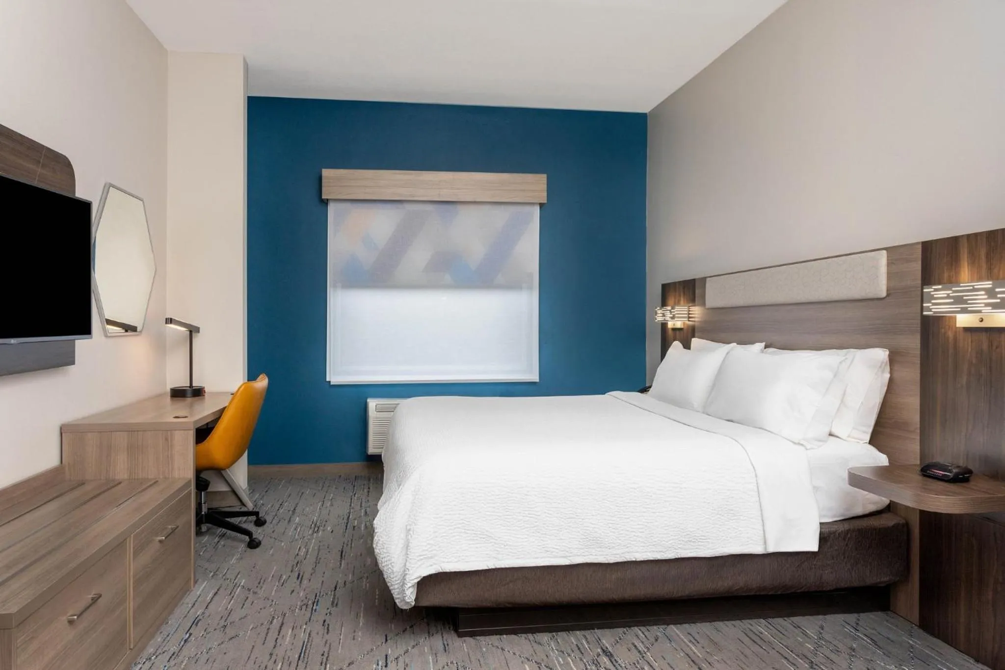 Photo of the whole room, Bed in Holiday Inn Express & Suites Lantana by IHG