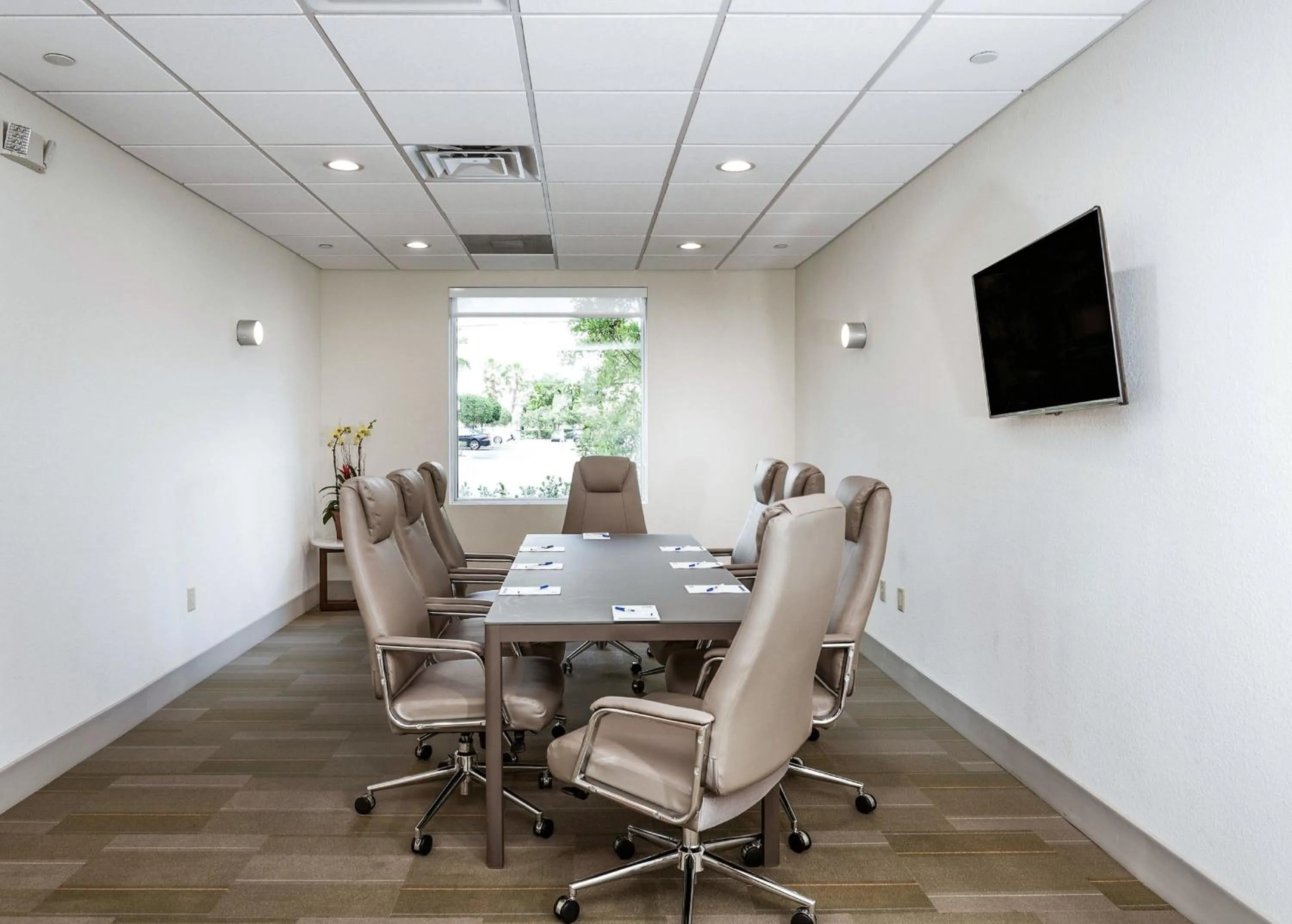 Meeting/conference room in Holiday Inn Express & Suites Lantana by IHG