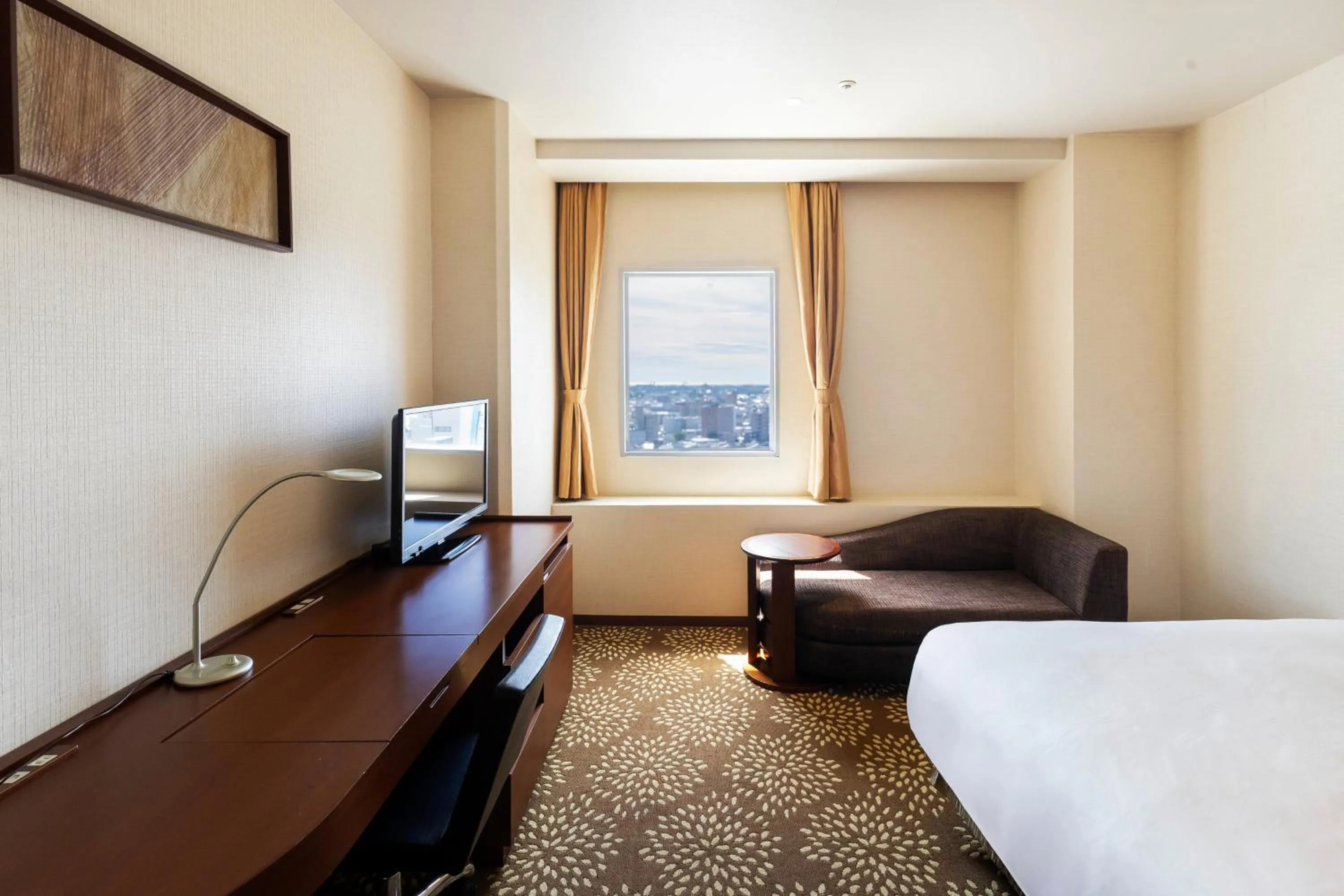 Photo of the whole room, Bed in ANA Holiday Inn Kanazawa Sky by IHG