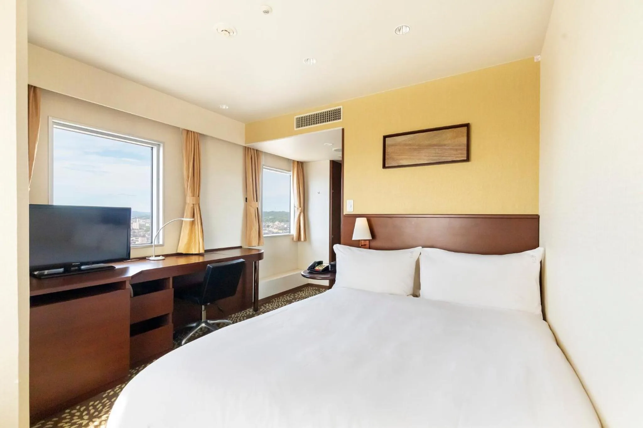 Photo of the whole room, Bed in ANA Holiday Inn Kanazawa Sky by IHG