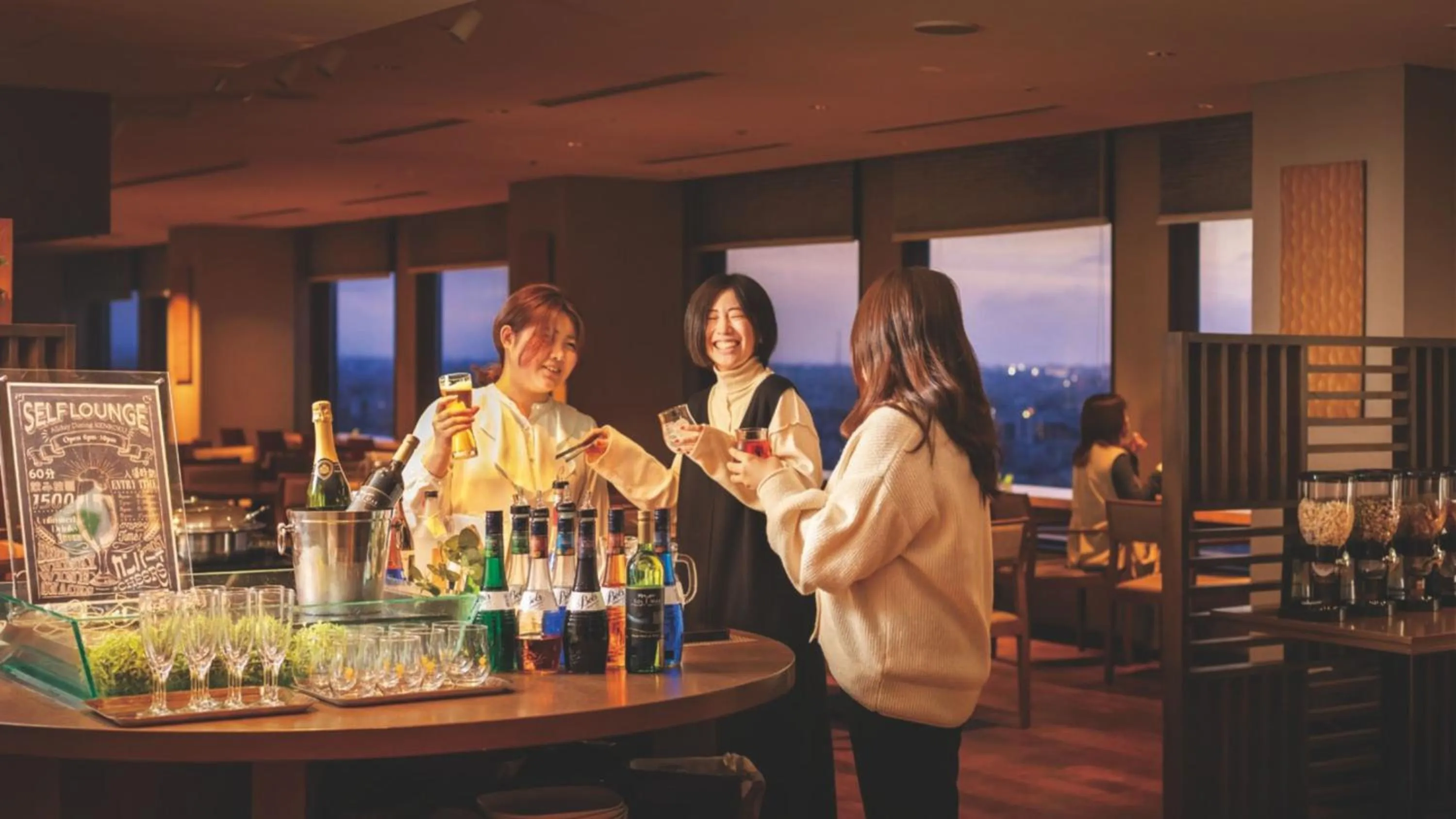 Lounge or bar in ANA Holiday Inn Kanazawa Sky by IHG