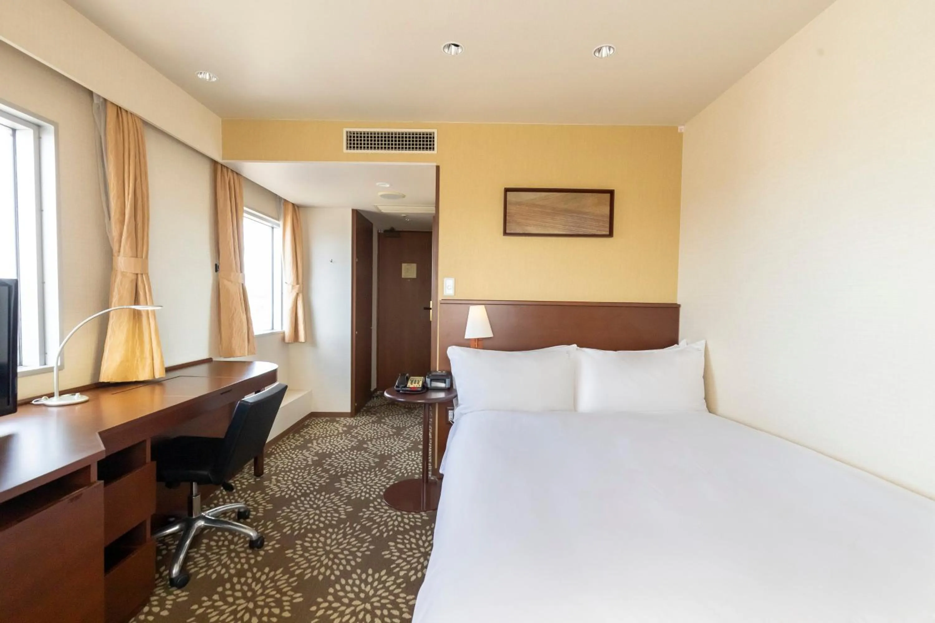 Photo of the whole room, Bed in ANA Holiday Inn Kanazawa Sky by IHG