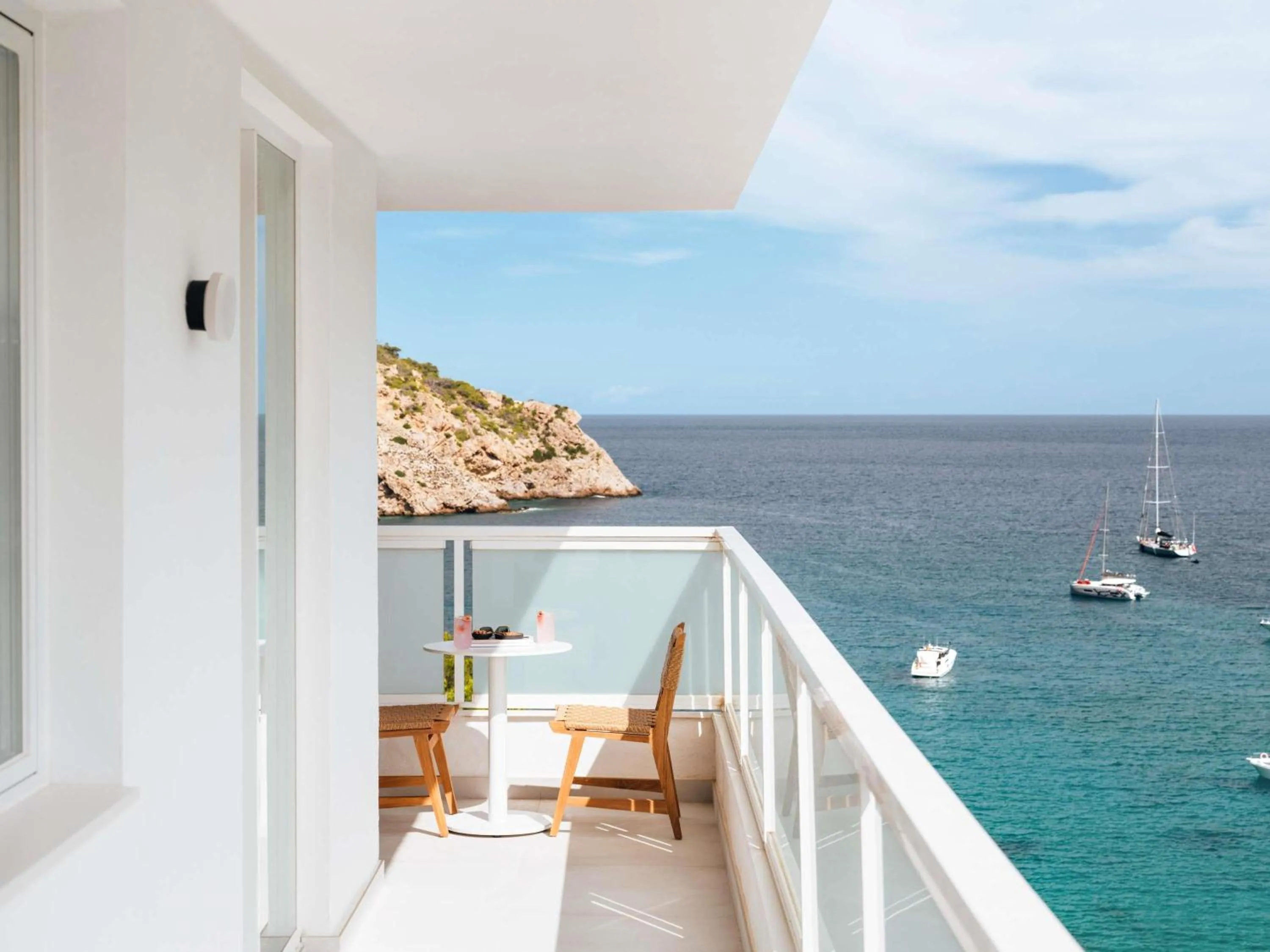 Photo of the whole room in Mondrian Ibiza