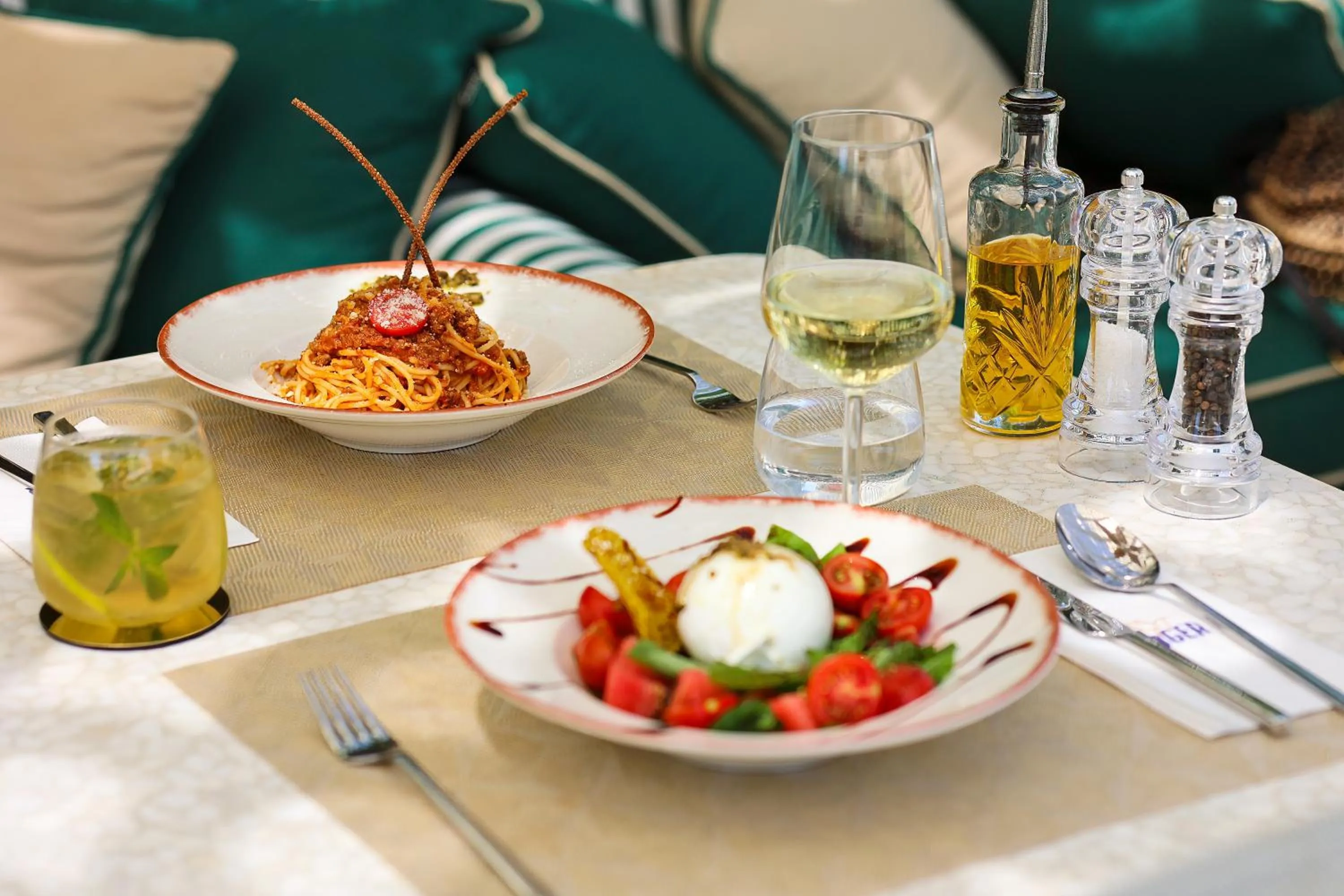 Restaurant/places to eat in The Xon Hotel