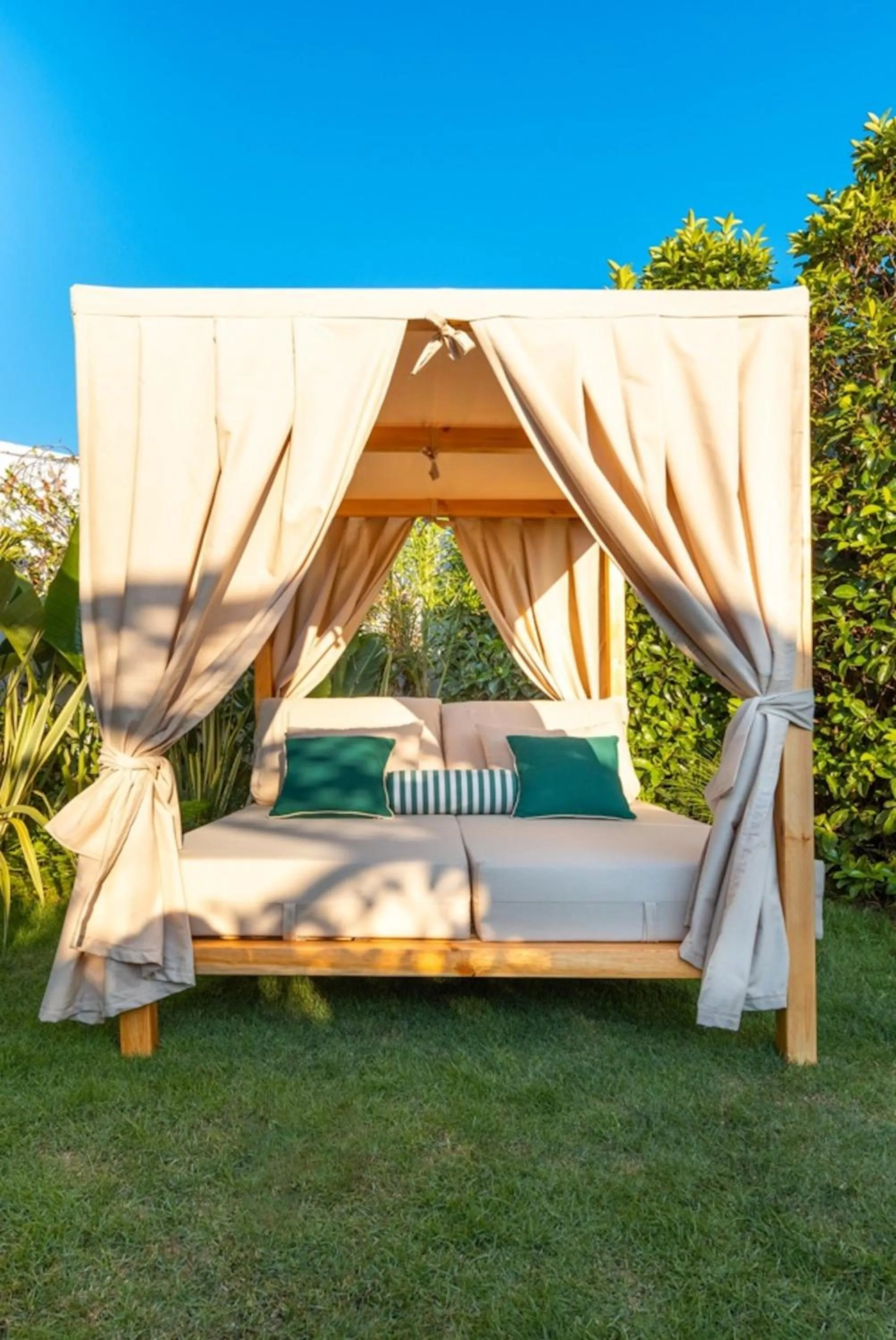 Patio, Bed in The Xon Hotel