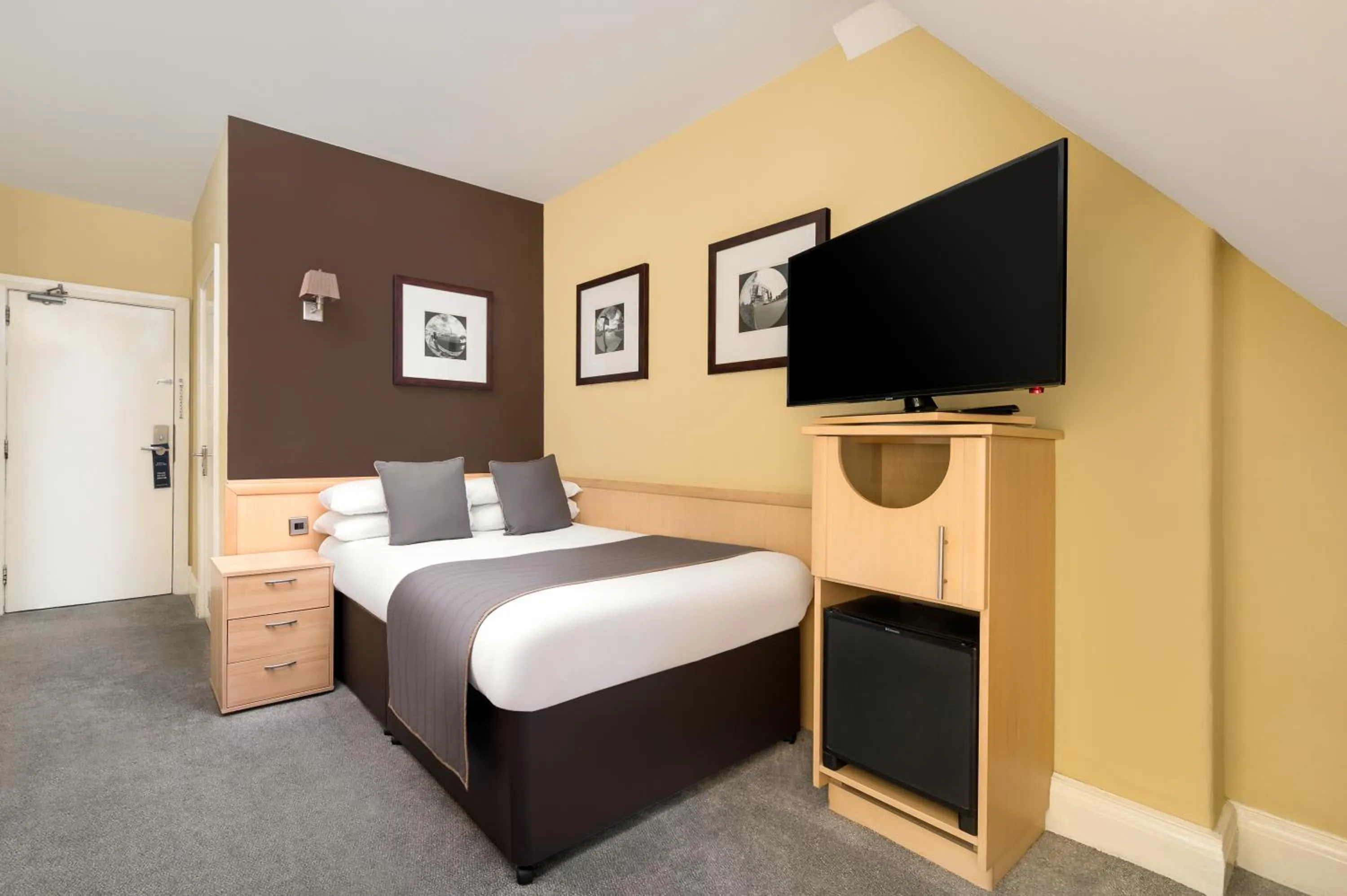 Bedroom, Bed in Royal Station Hotel- Part of the Cairn Collection