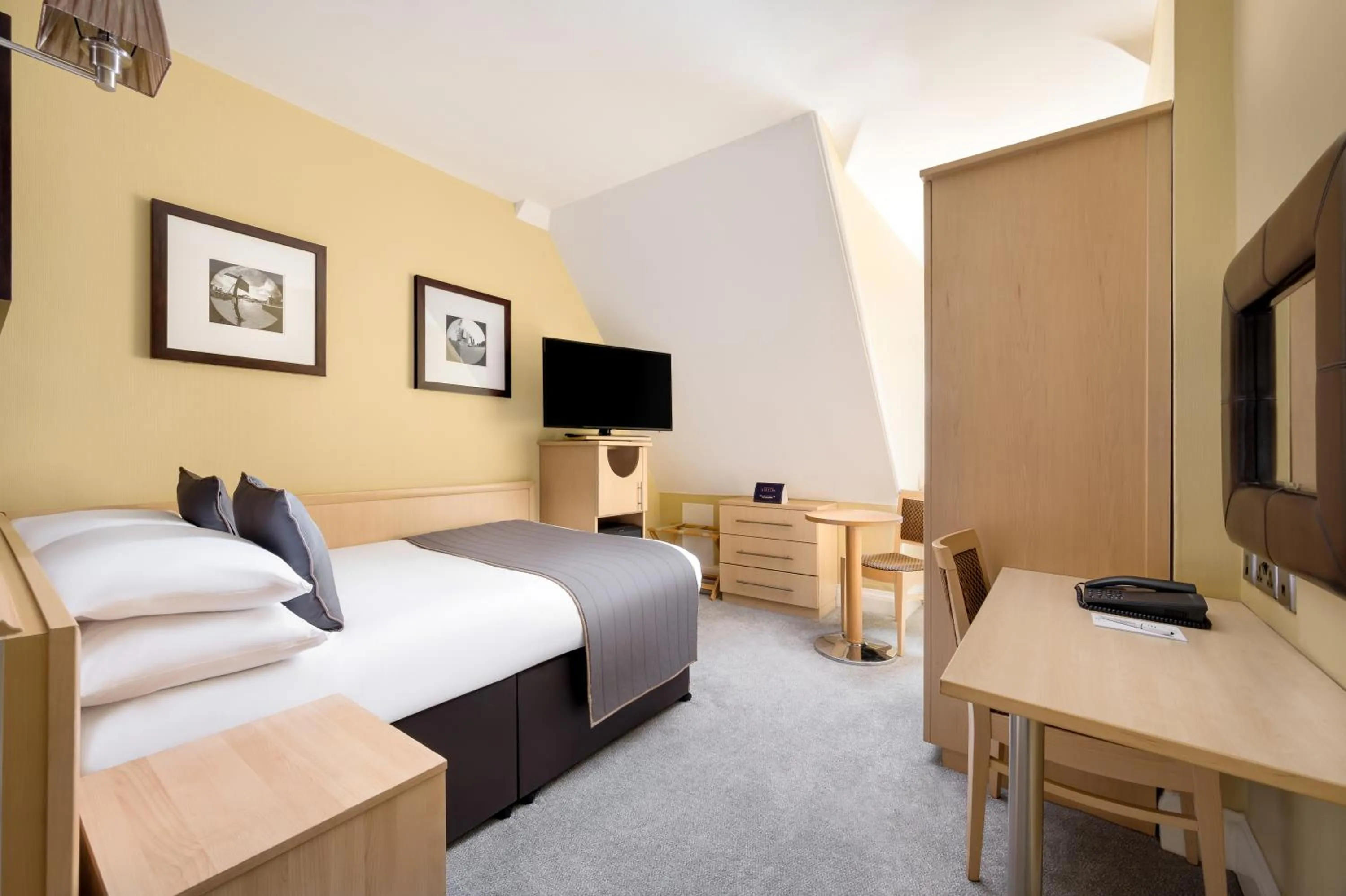 Bedroom, Bed in Royal Station Hotel- Part of the Cairn Collection