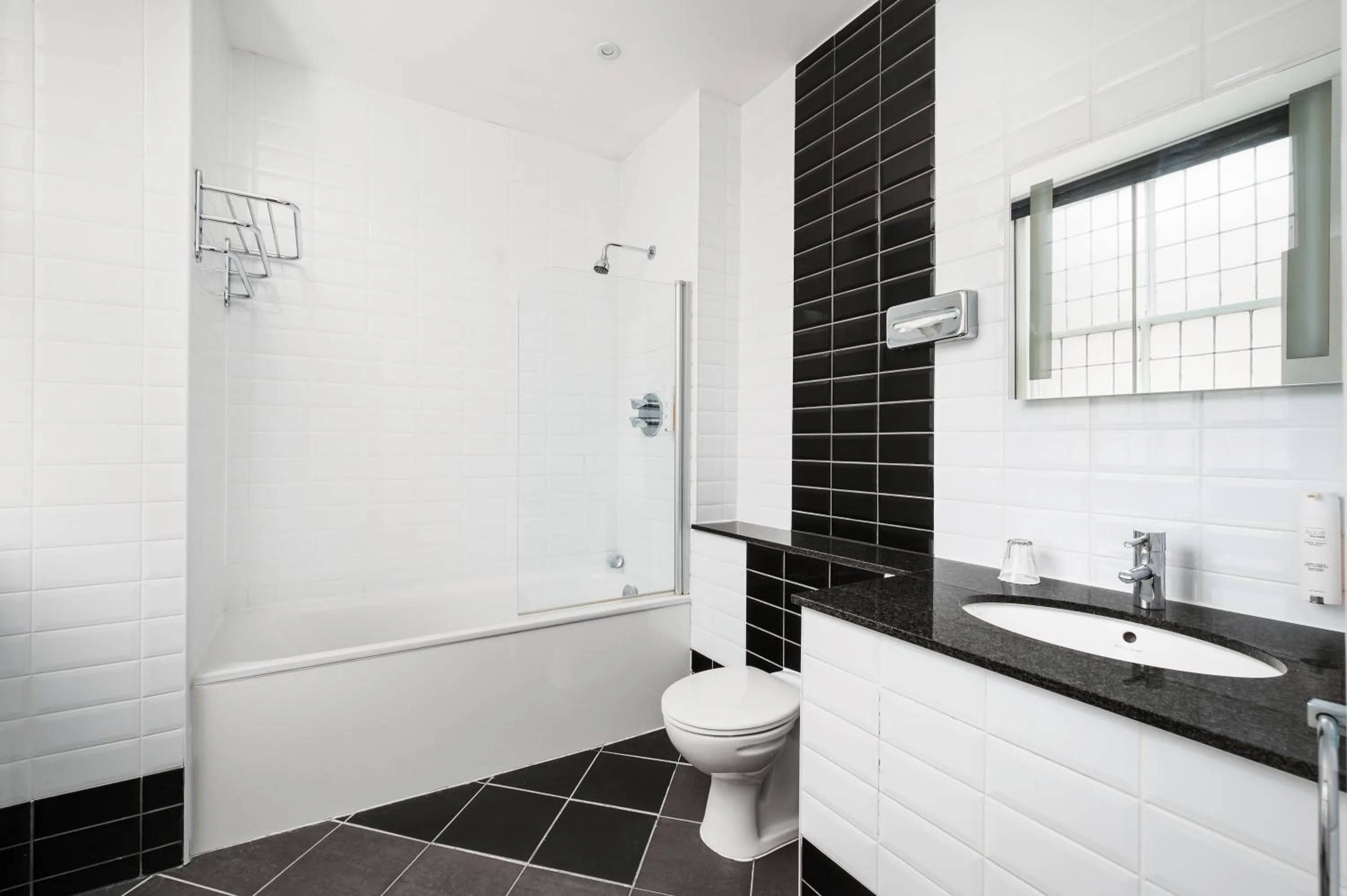 Bathroom in Royal Station Hotel- Part of the Cairn Collection