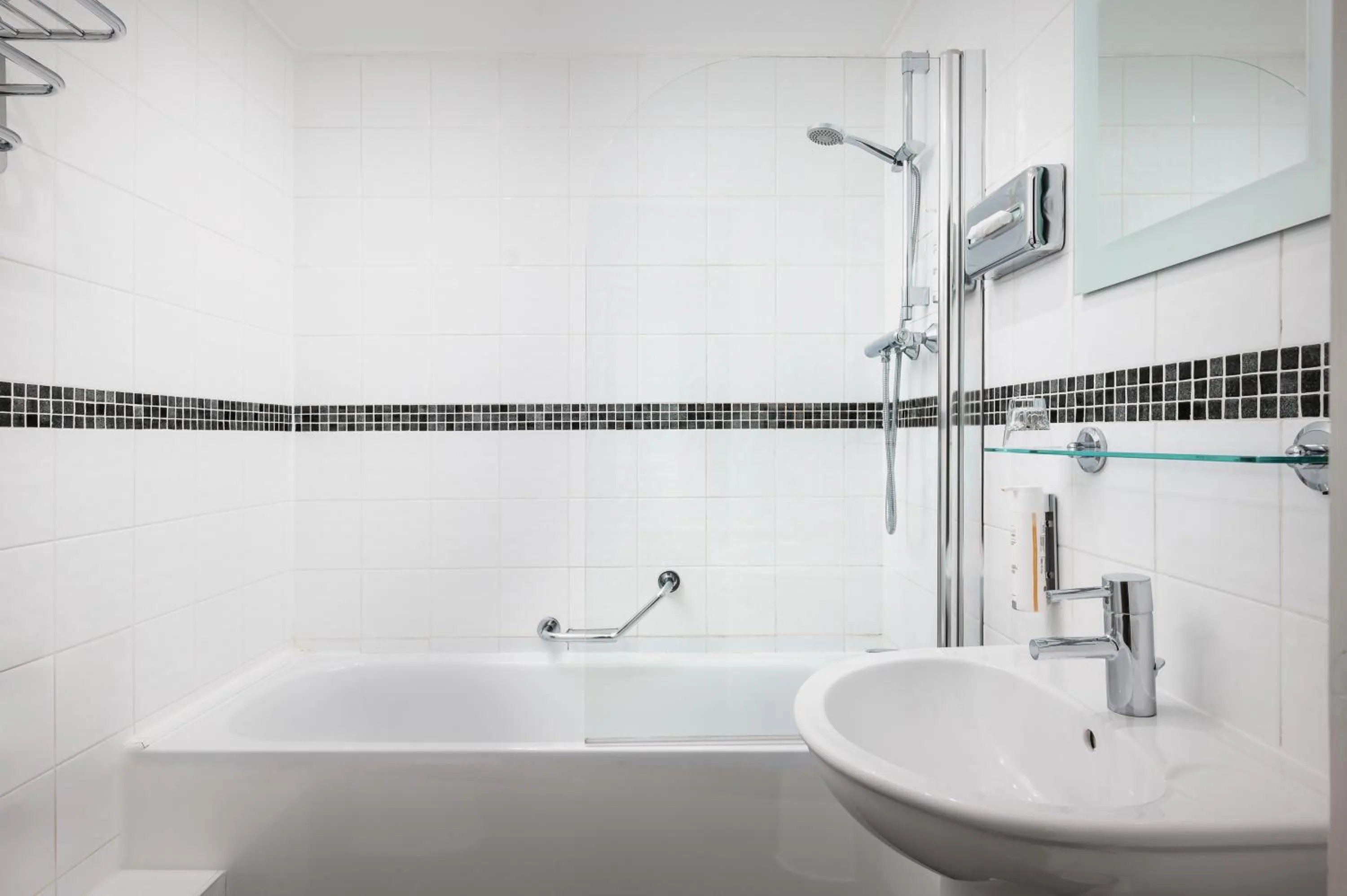 Bathroom in Royal Station Hotel- Part of the Cairn Collection