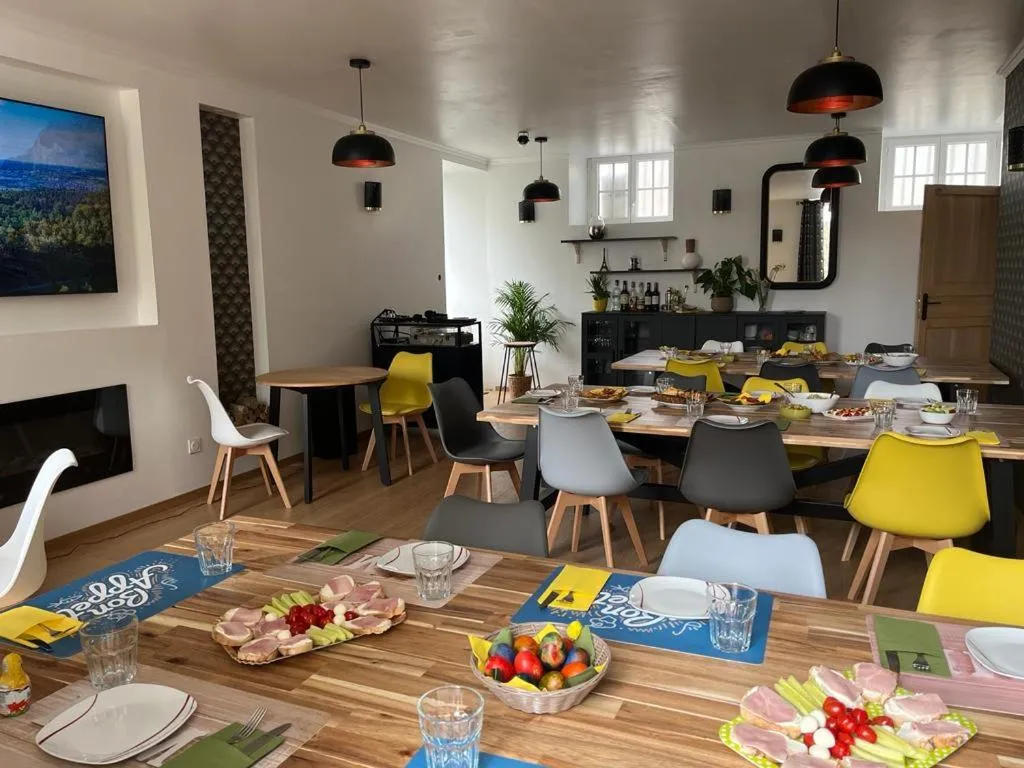 Communal lounge/ TV room in La Maison des Amis en Normandie