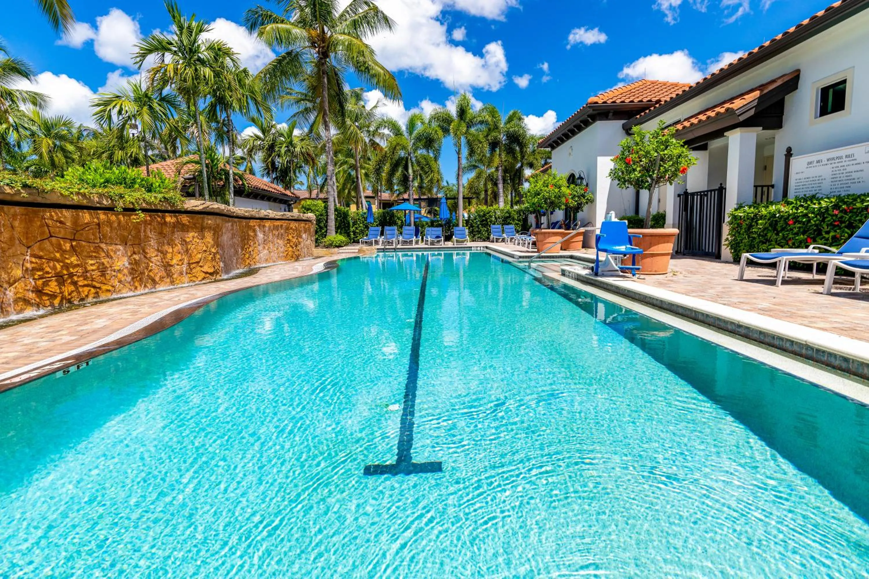 Swimming Pool in Naples Bay Resort The Cottages