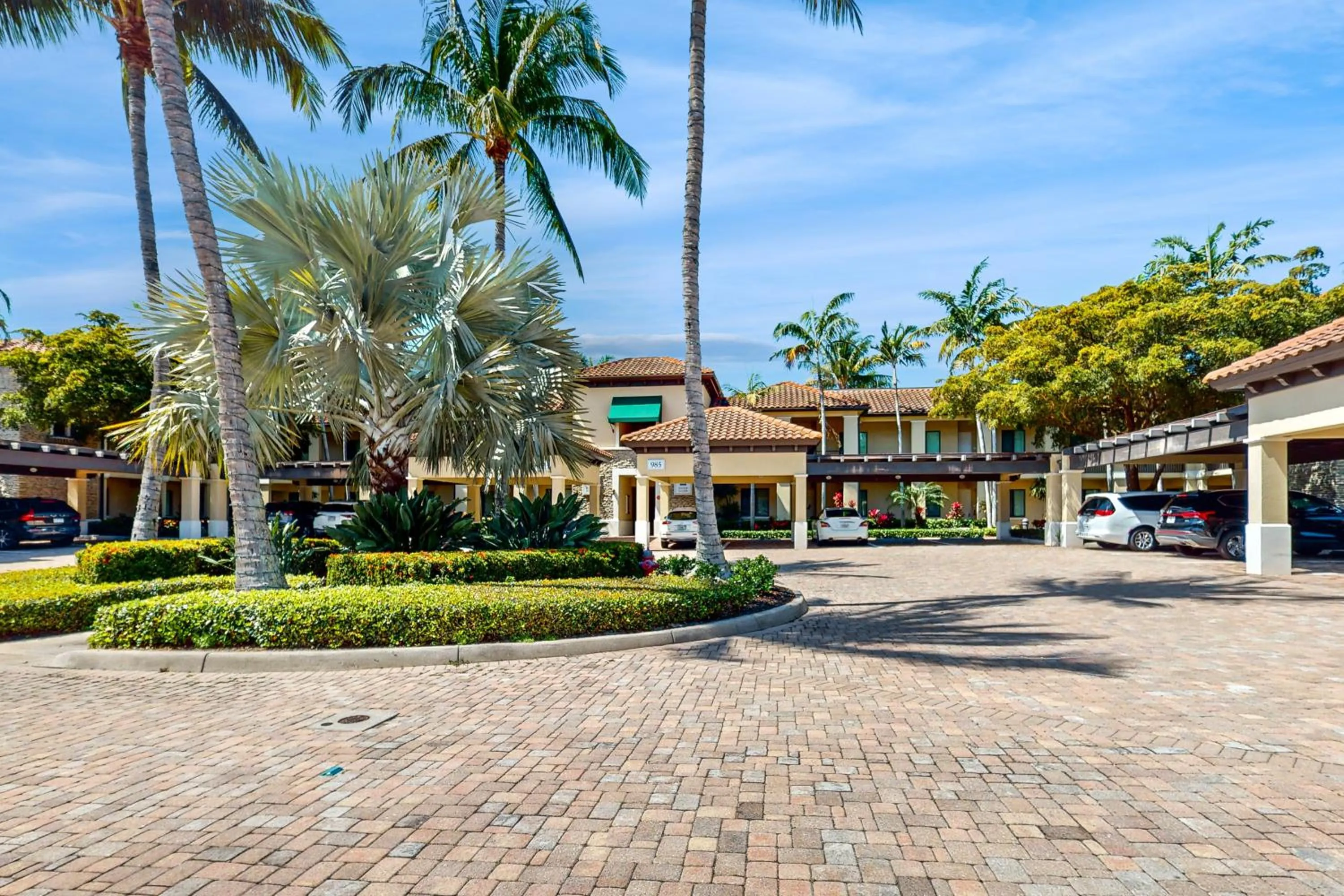 Property Building in Naples Bay Resort The Cottages