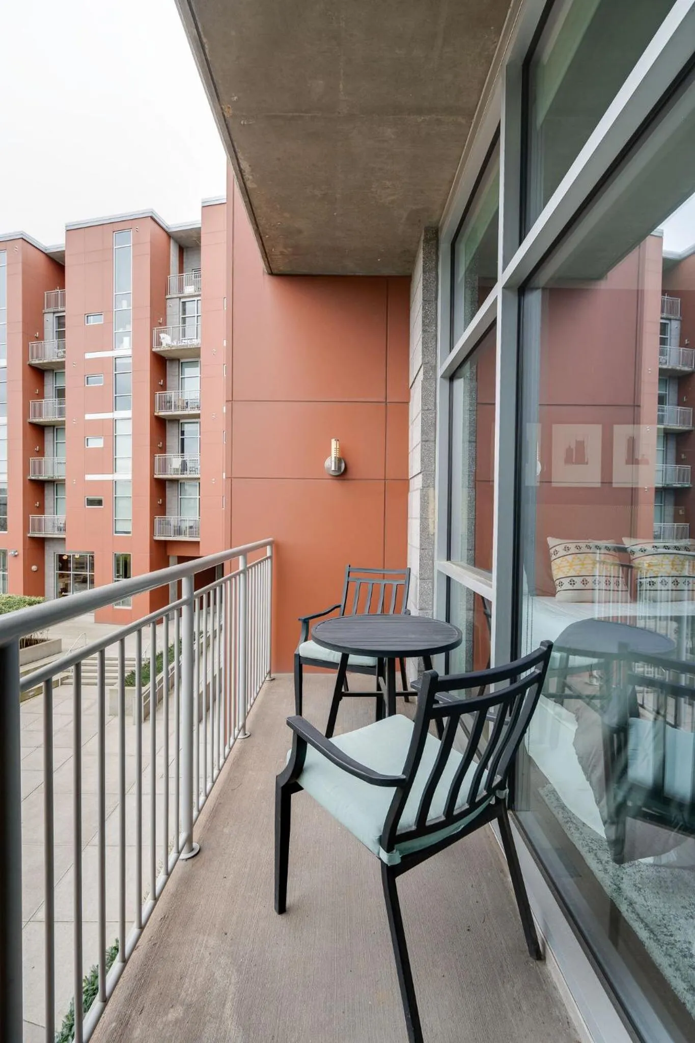 Smart, Stylish Music City Condo - Concierge, Restaurants, Gym, Rooftop Patio, Parking