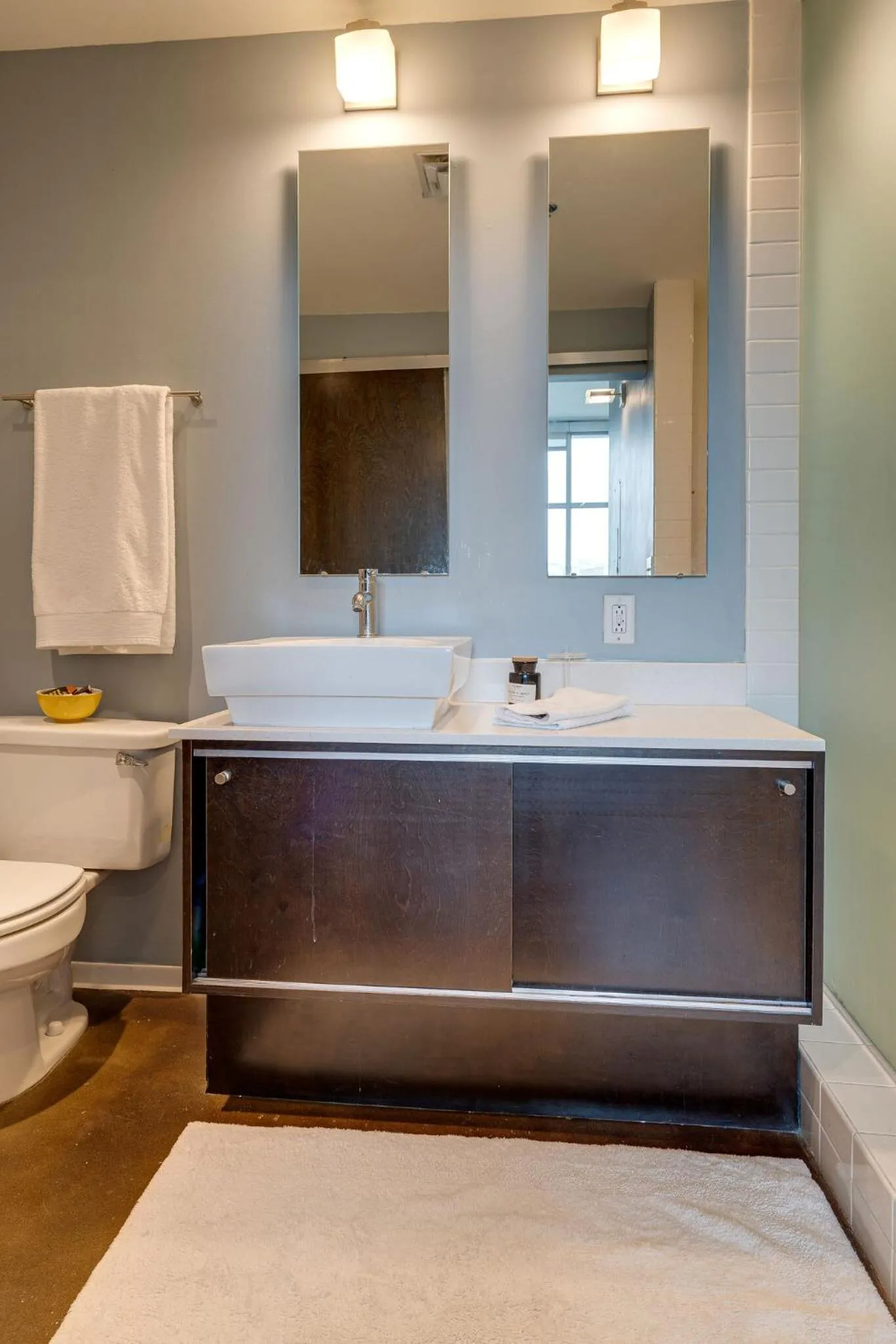 Smart, Stylish Music City Condo - Concierge, Restaurants, Gym, Rooftop Patio, Parking