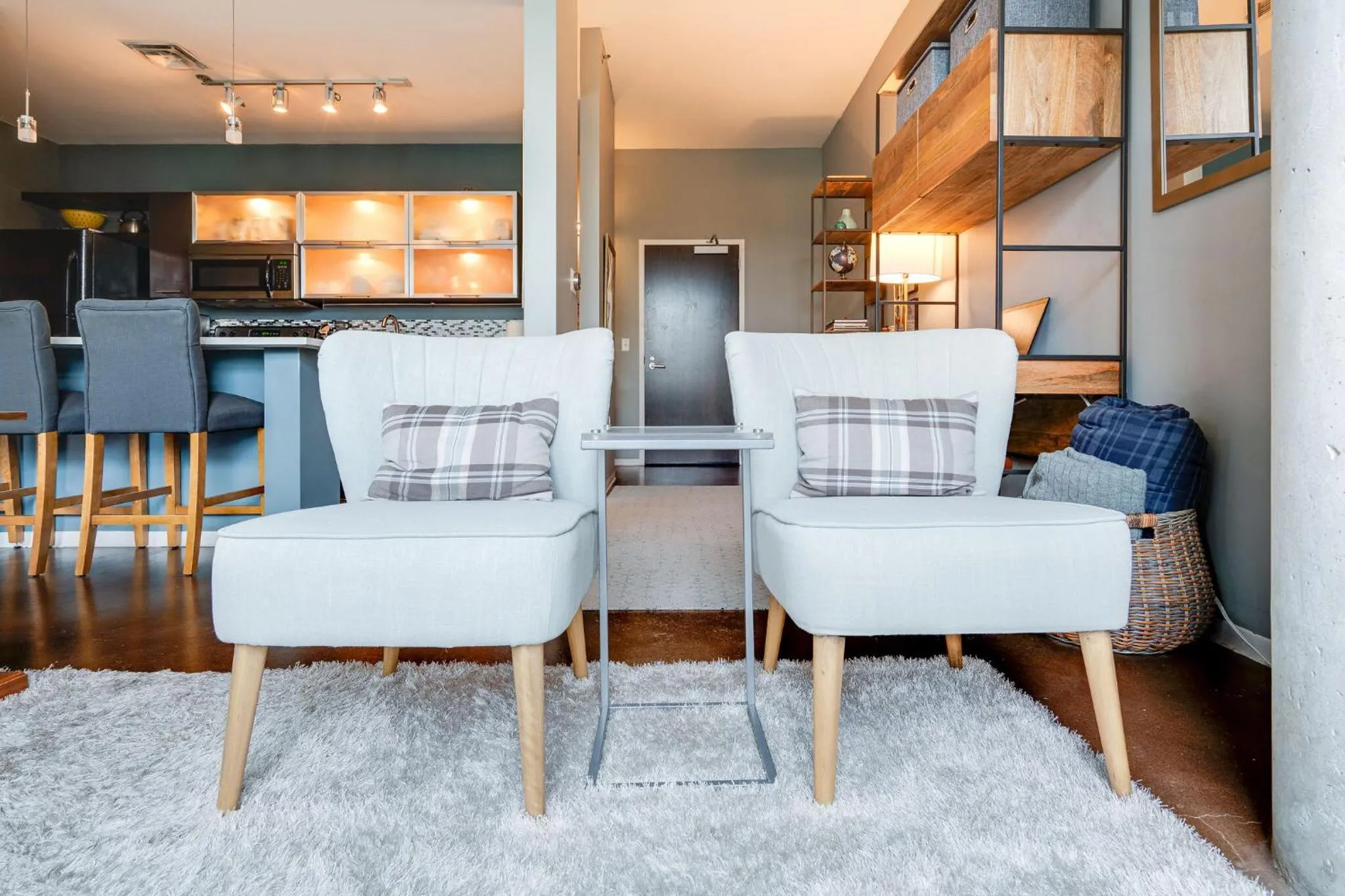 Smart, Stylish Music City Condo - Concierge, Restaurants, Gym, Rooftop Patio, Parking