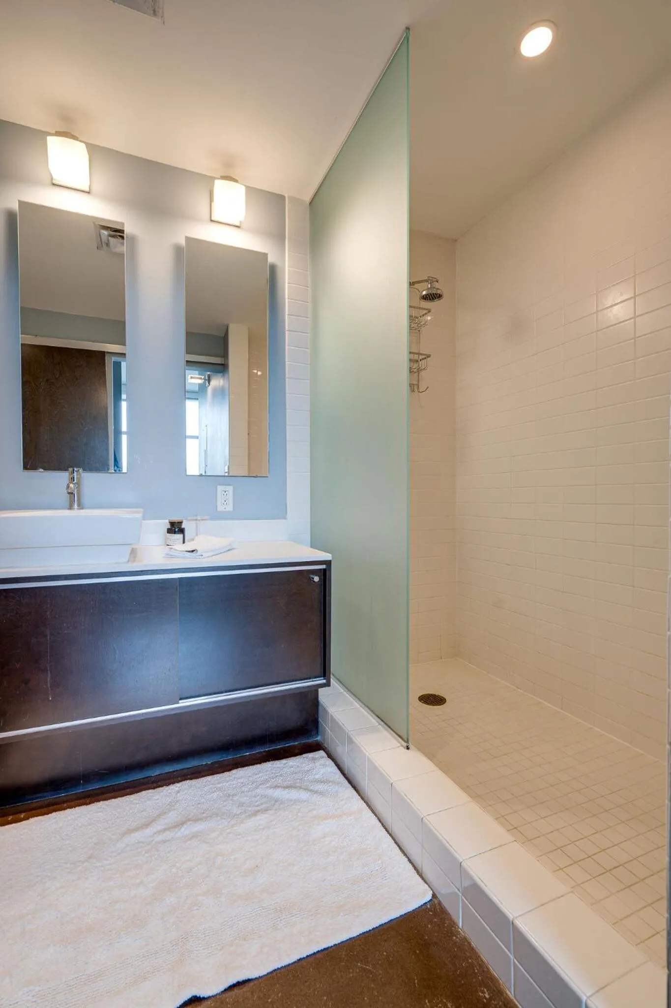 Smart, Stylish Music City Condo - Concierge, Restaurants, Gym, Rooftop Patio, Parking