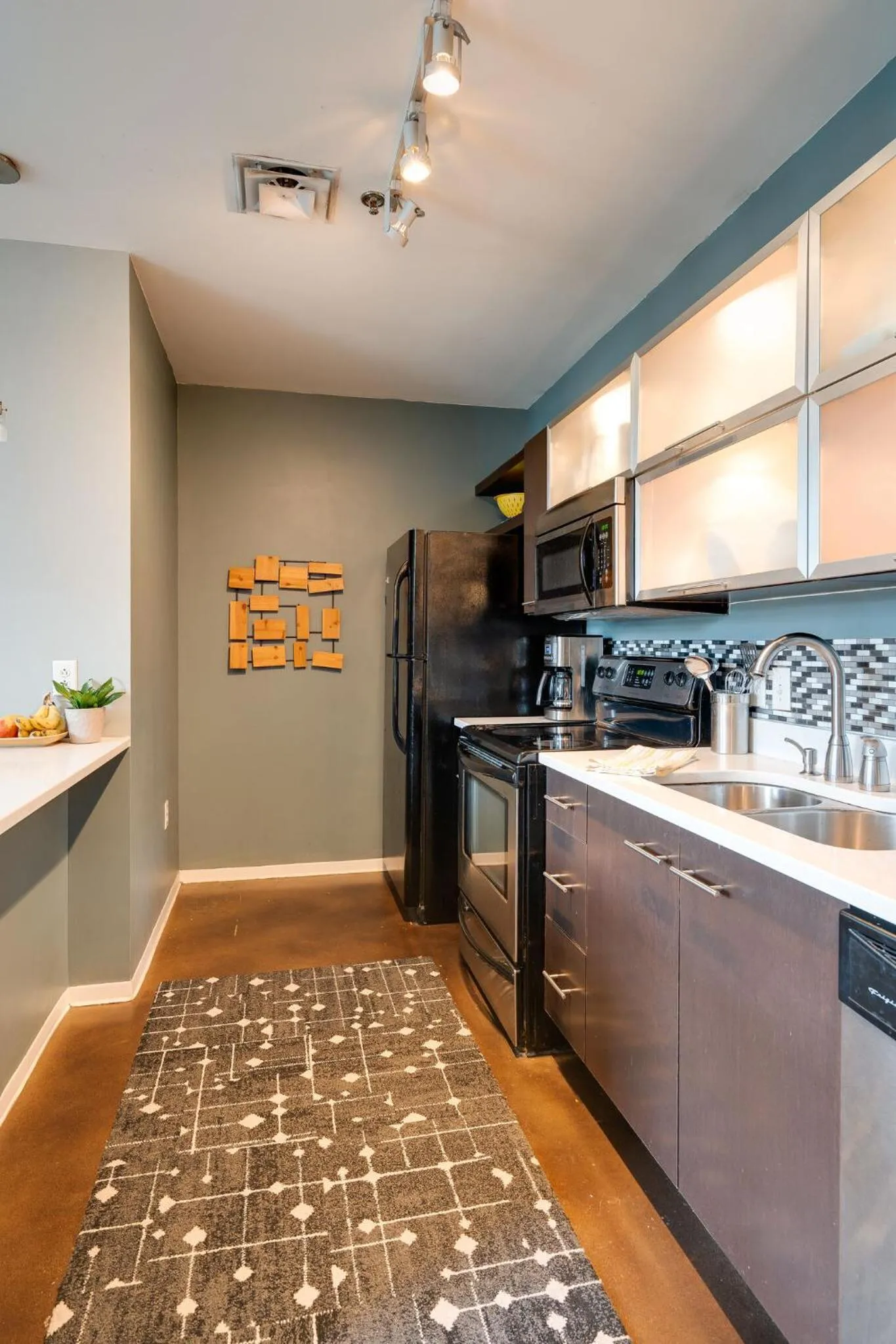 Smart, Stylish Music City Condo - Concierge, Restaurants, Gym, Rooftop Patio, Parking
