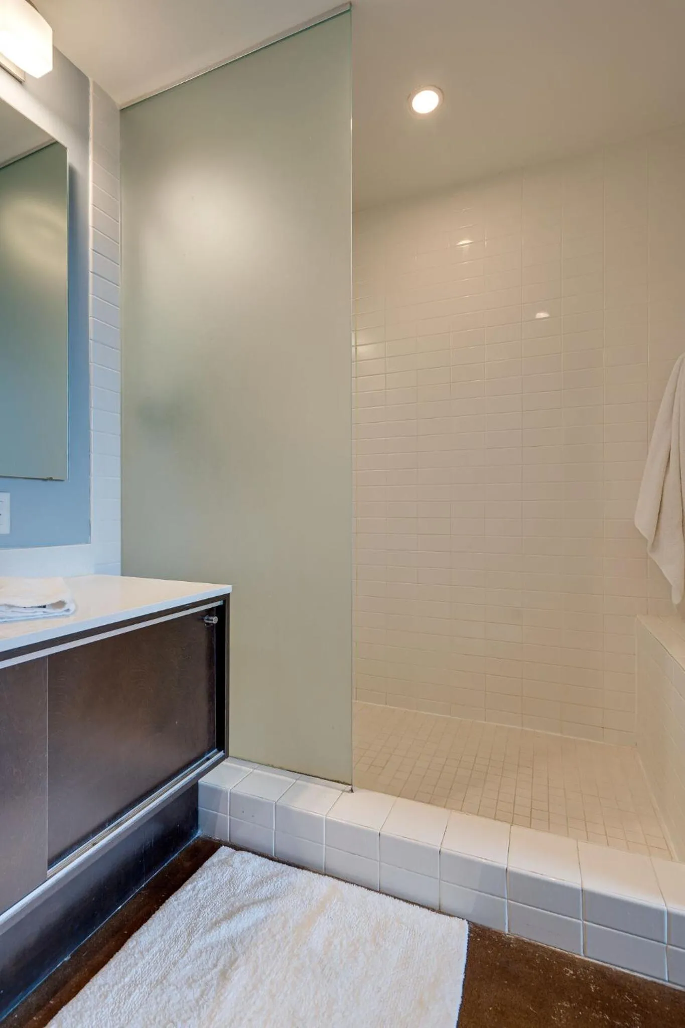 Bed in Smart, Stylish Music City Condo - Concierge, Restaurants, Gym, Rooftop Patio, Parking