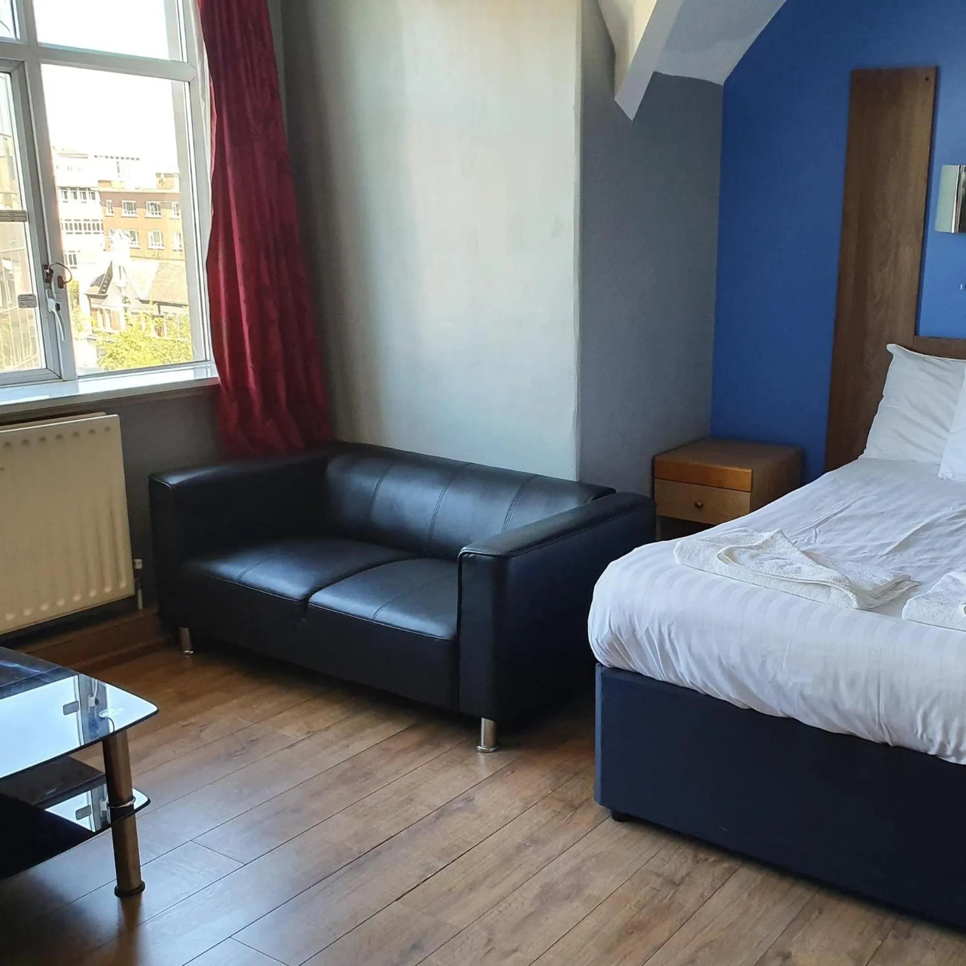 Seating area, Bed in Gilson Hotel