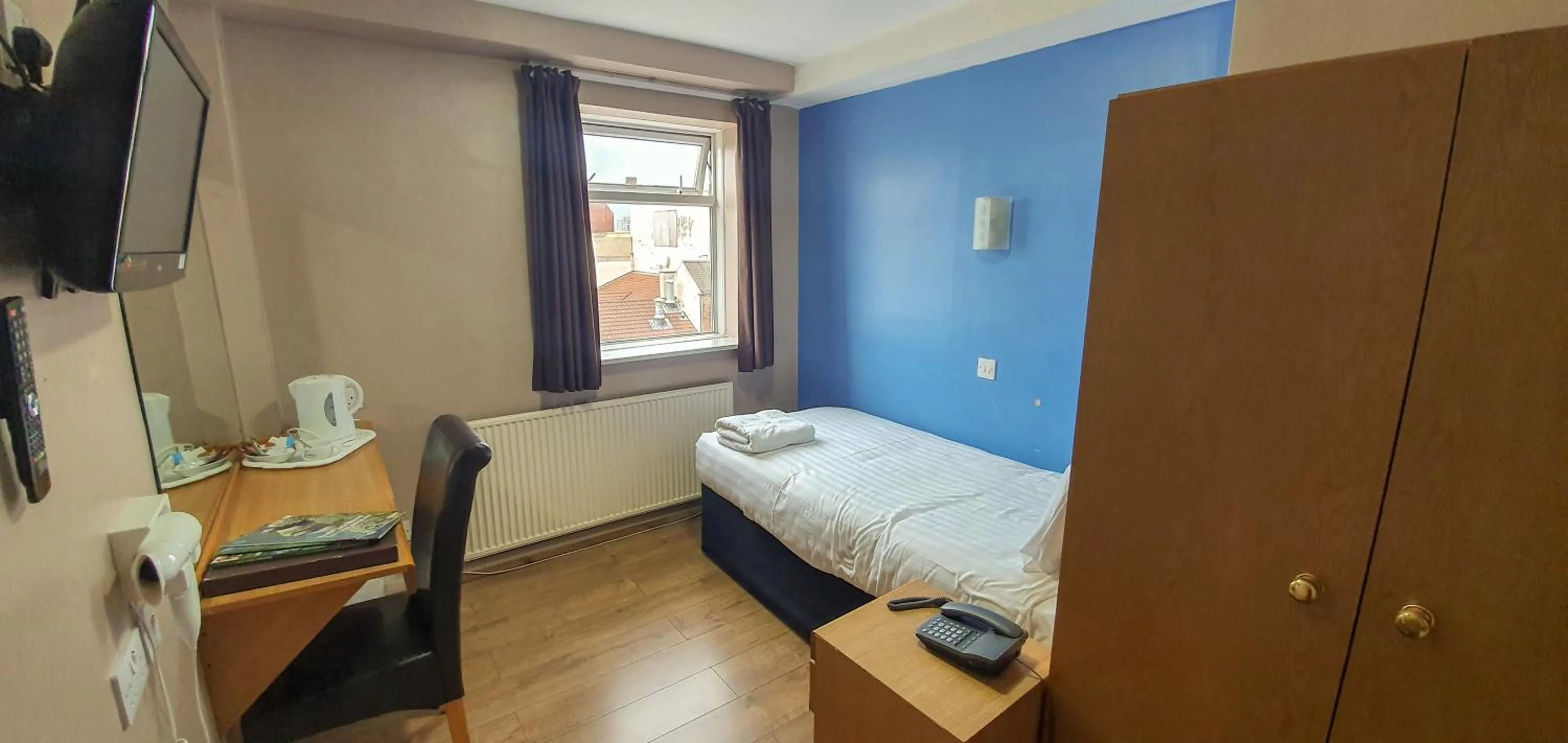 Photo of the whole room, Bed in Gilson Hotel