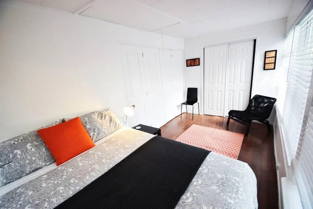 Bed in Villa by the Ocean in Venice Beach