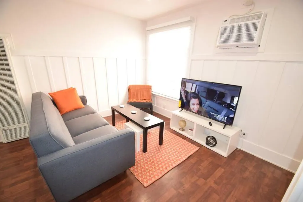 Communal lounge/ TV room in Villa by the Ocean in Venice Beach